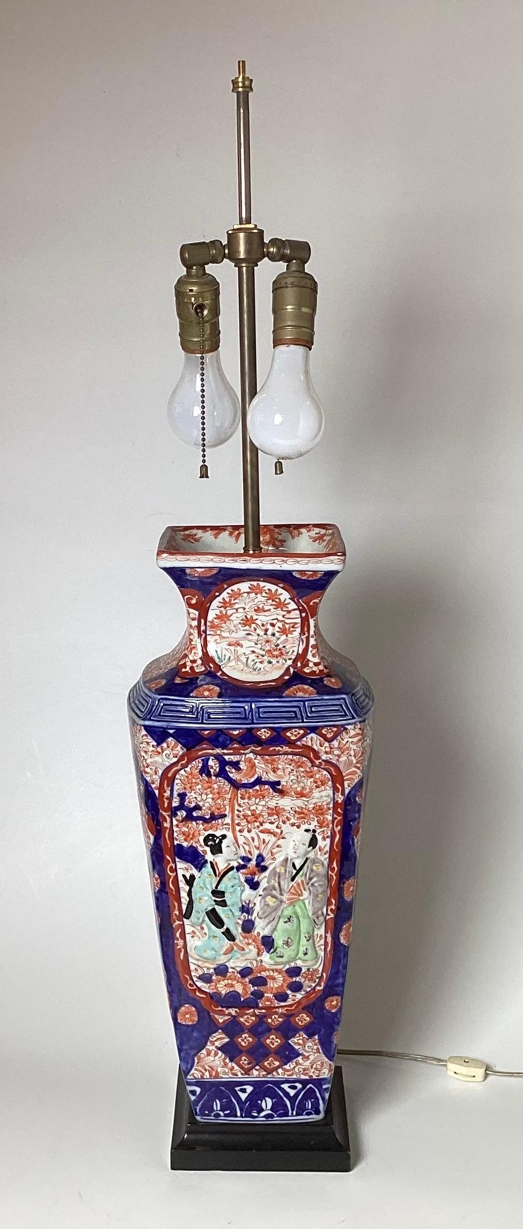 Japonais Ancienne lampe japonaise en porcelaine Imari Porcelain en vente