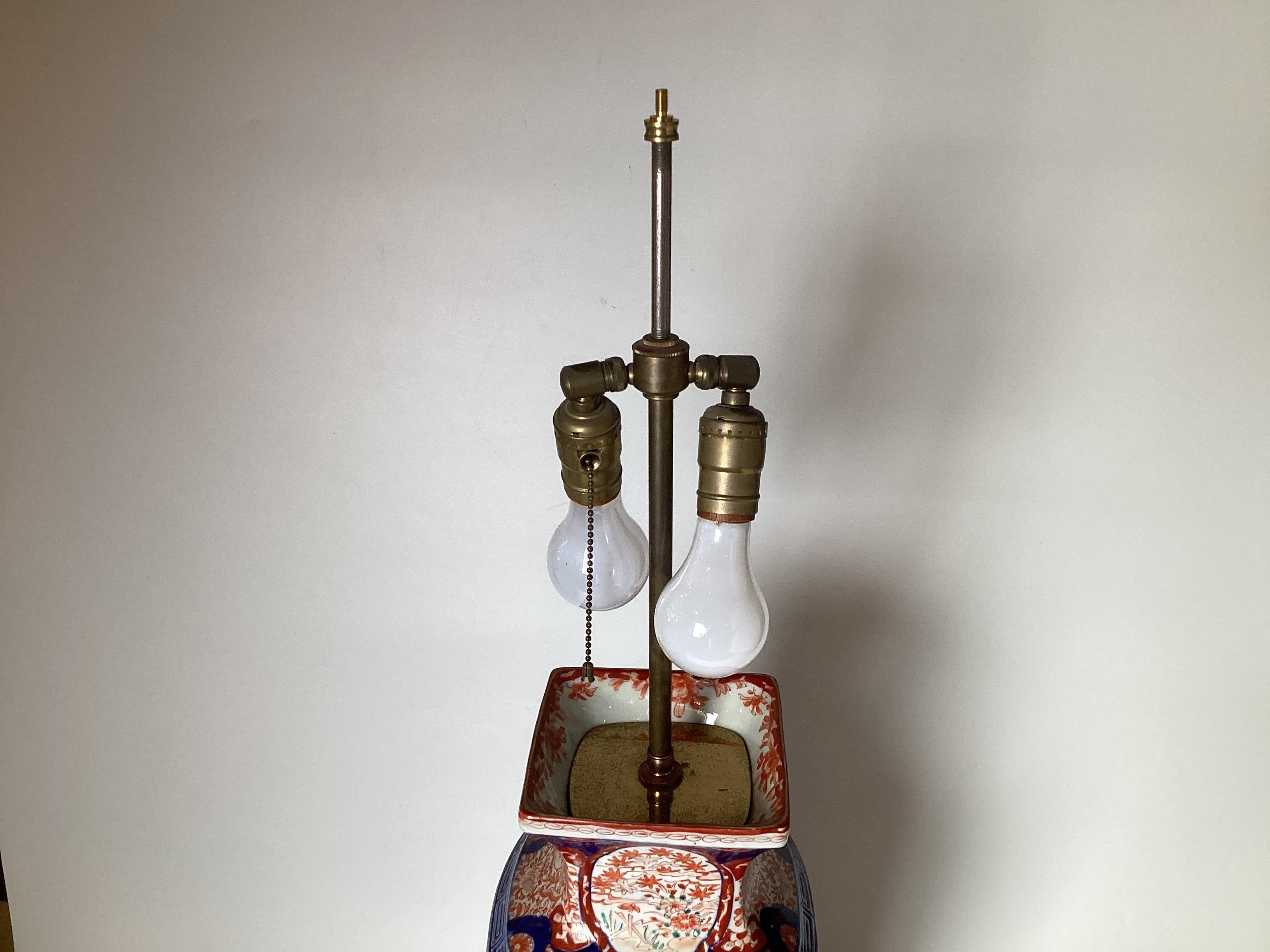 Ancienne lampe japonaise en porcelaine Imari Porcelain Excellent état - En vente à Lambertville, NJ