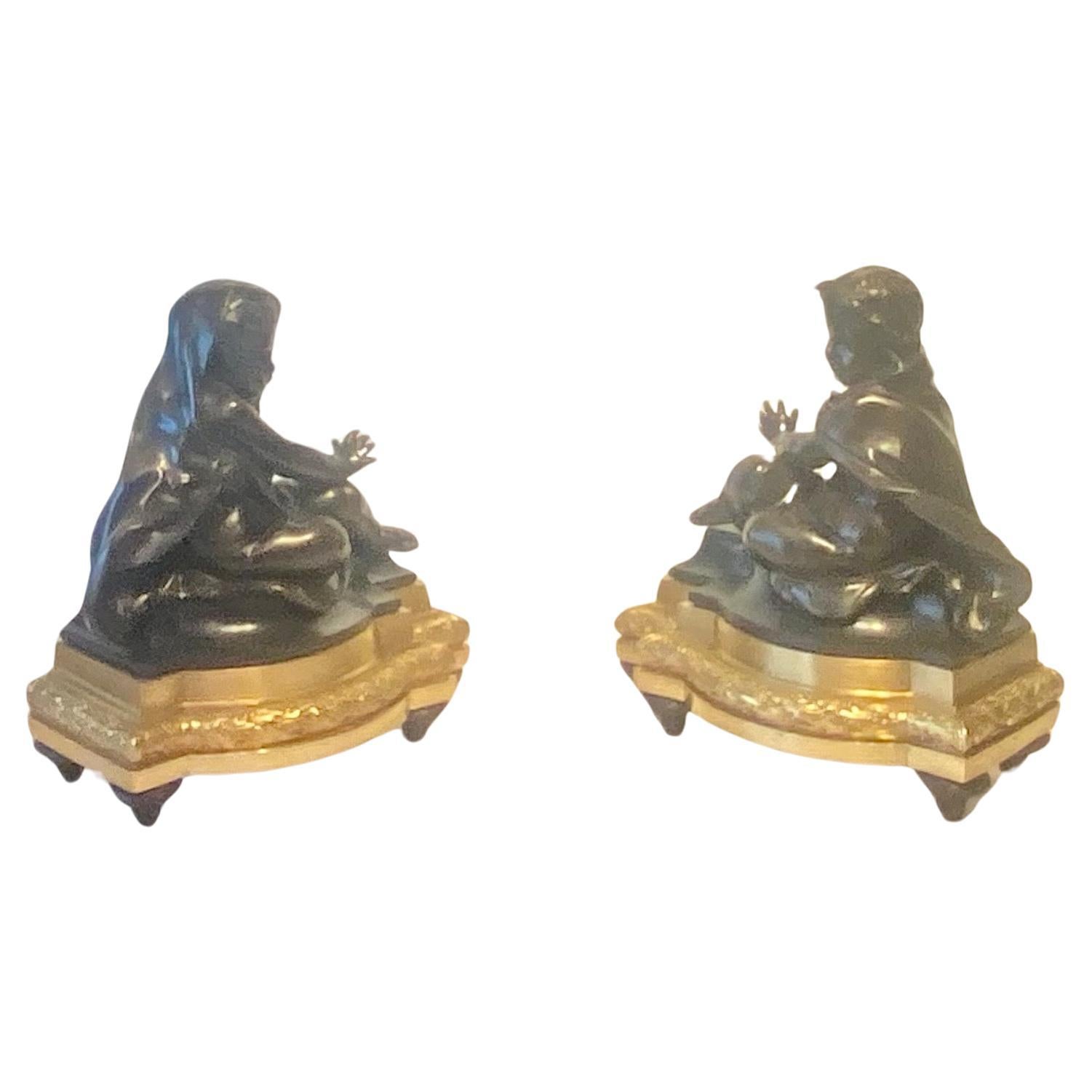 Ein feines und beeindruckendes Paar vergoldeter und patinierter Bronze-Chenets im Louis XVI-Stil, die den Winter symbolisieren.
Diese sehen in natura viel besser aus, da sie größer als normal und sehr kräftig sind. Jedes Chenet ist als sitzender