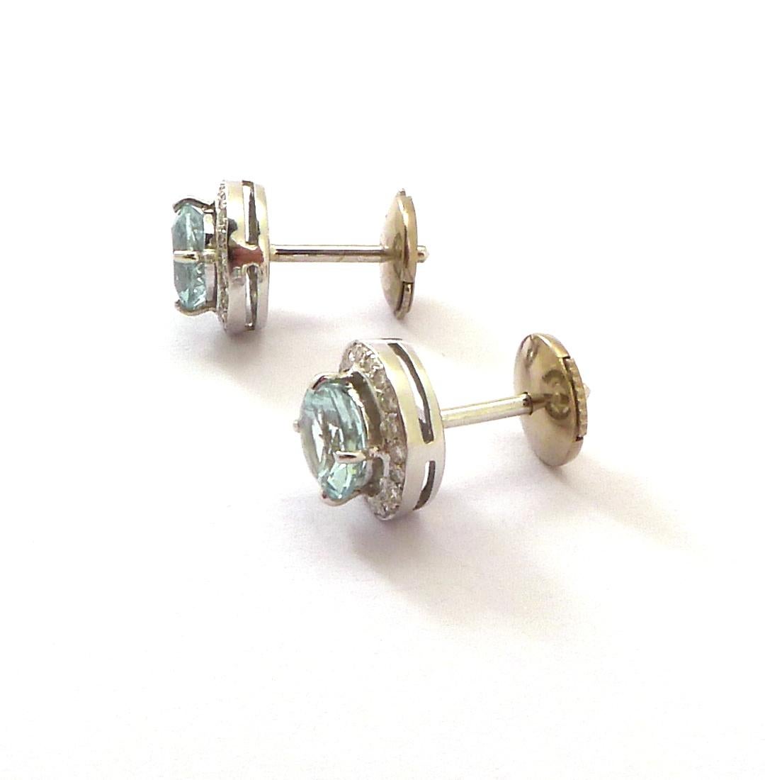 Contemporary Aquamarine and Diamond Earrings Mounted in 18 Karat Gold For Sale