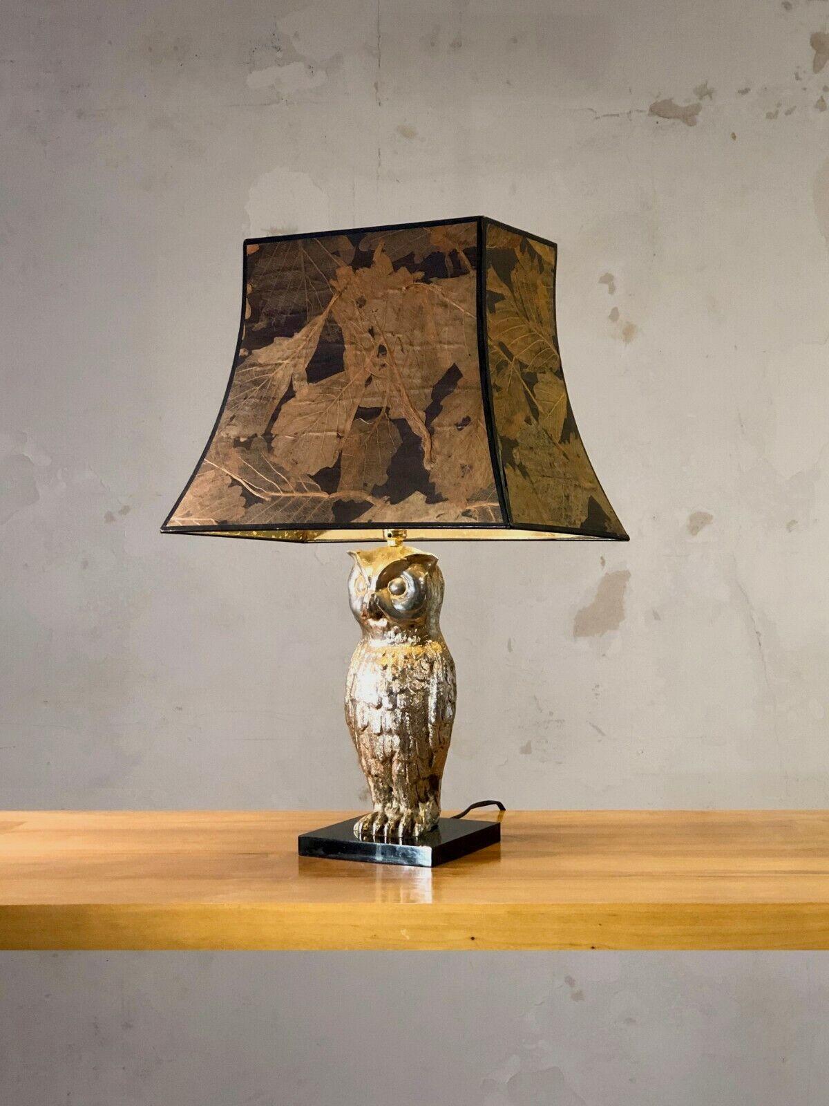 An elegant and spectacular owl lamp, Art-deco, Modernist, Neo-Classical, Shabby-Chic, superb owl in silver metal topped with a pagoda lampshade with a composition of leaves, to be attributed, France 1960.

SOLD WITH LAMPSHADE.

DIMENSIONS: 61 x 40 x