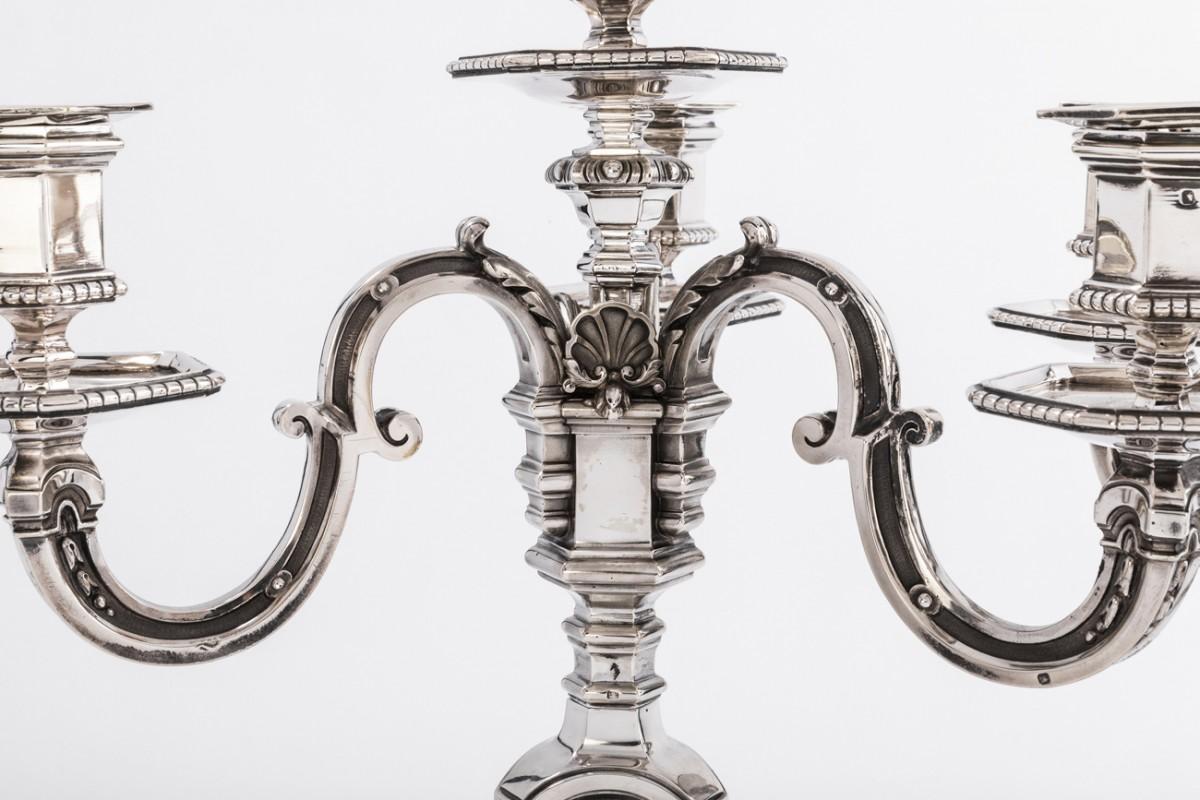 Very beautiful pair of candelabras in solid silver whose poly-lobed base decorated with water leaves and gadroons
is surmounted by a triangular-sided barrel from which emerges a bouquet with three light arms plus a central
decor with cut-sides in