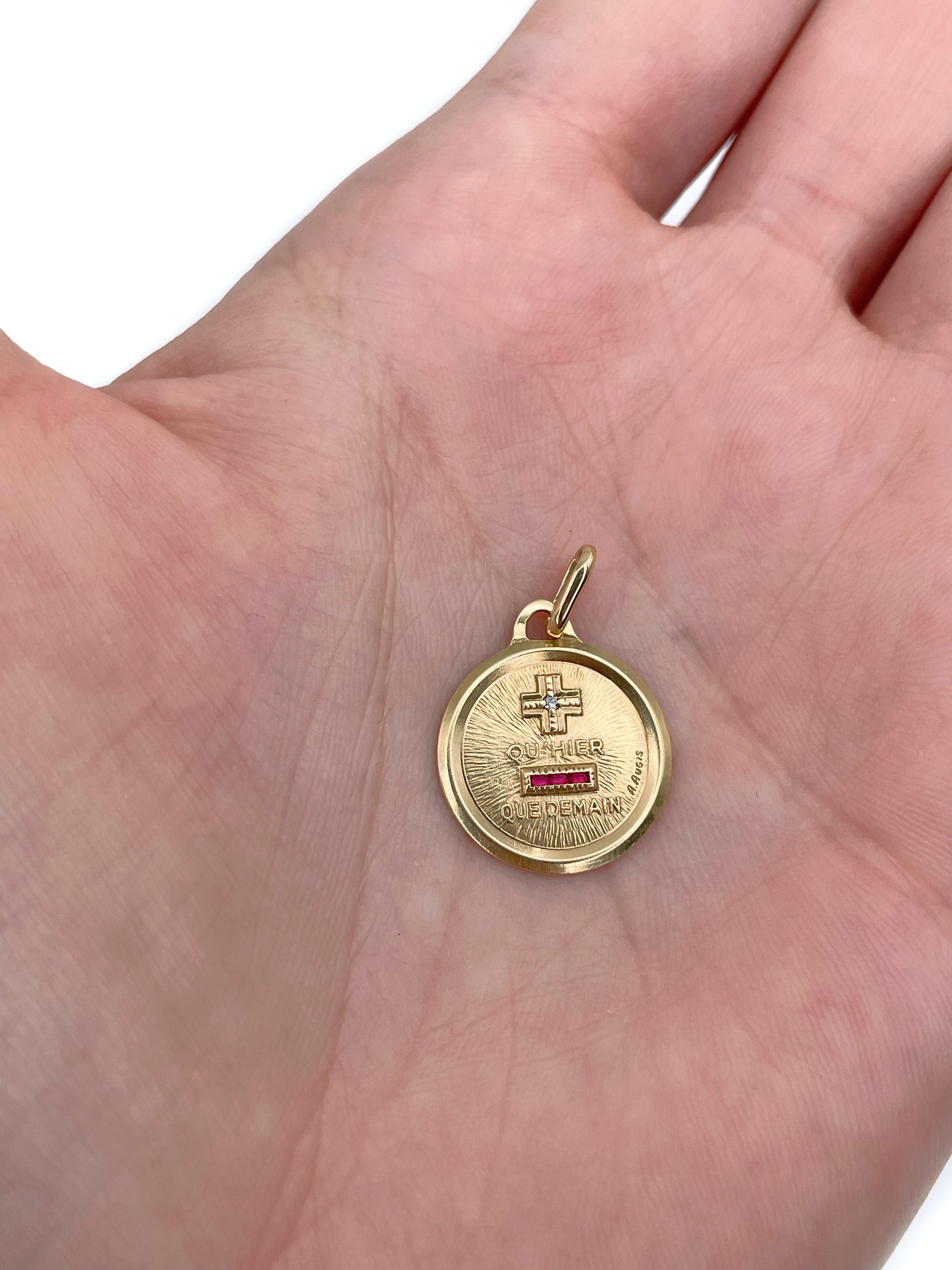 Il s'agit d'un pendentif en forme de breloque d'amour réalisé en or 18 carats. La pièce présente des diamants et des rubis rectangulaires. Vers 1950.

Le design du pendentif a été créé par le joaillier français Alphonse Augis en réponse au poème