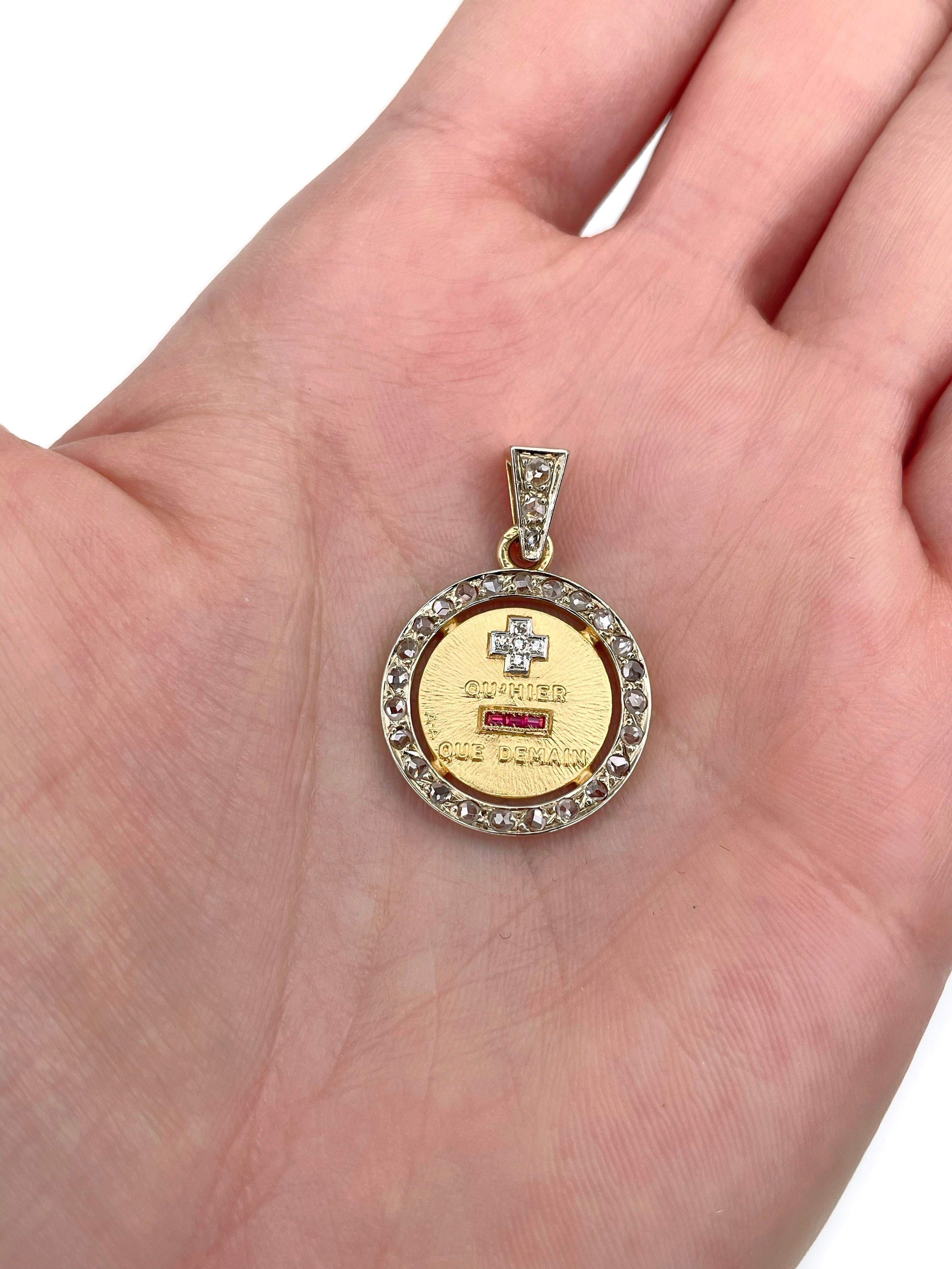 Dies ist ein Liebesanhänger aus 18 Karat Gelbgold. Das Stück ist mit Diamanten im Rosenschliff und Rubinen im Rechteckschliff besetzt. Um 1950.

Das Design des Anhängers stammt vom französischen Juwelier Alphonse Augis und ist eine Antwort auf das