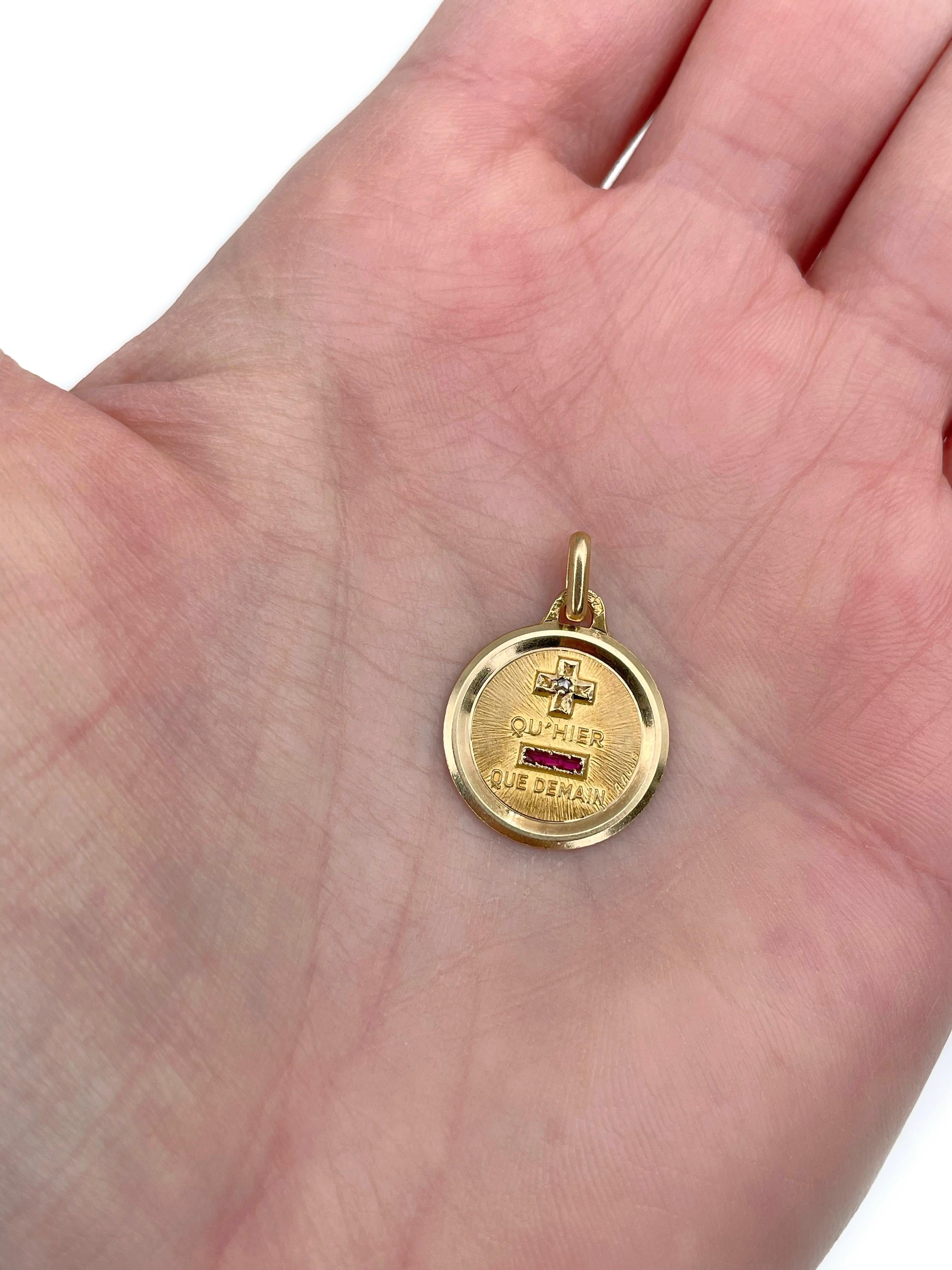 Si tratta di un ciondolo con charm d'amore realizzato in oro giallo 18 carati. Il pezzo presenta un diamante taglio rosa e rubini taglio rettangolare. Circa 1950.

Il design del ciondolo è stato creato dal gioielliere francese A. Augis in risposta