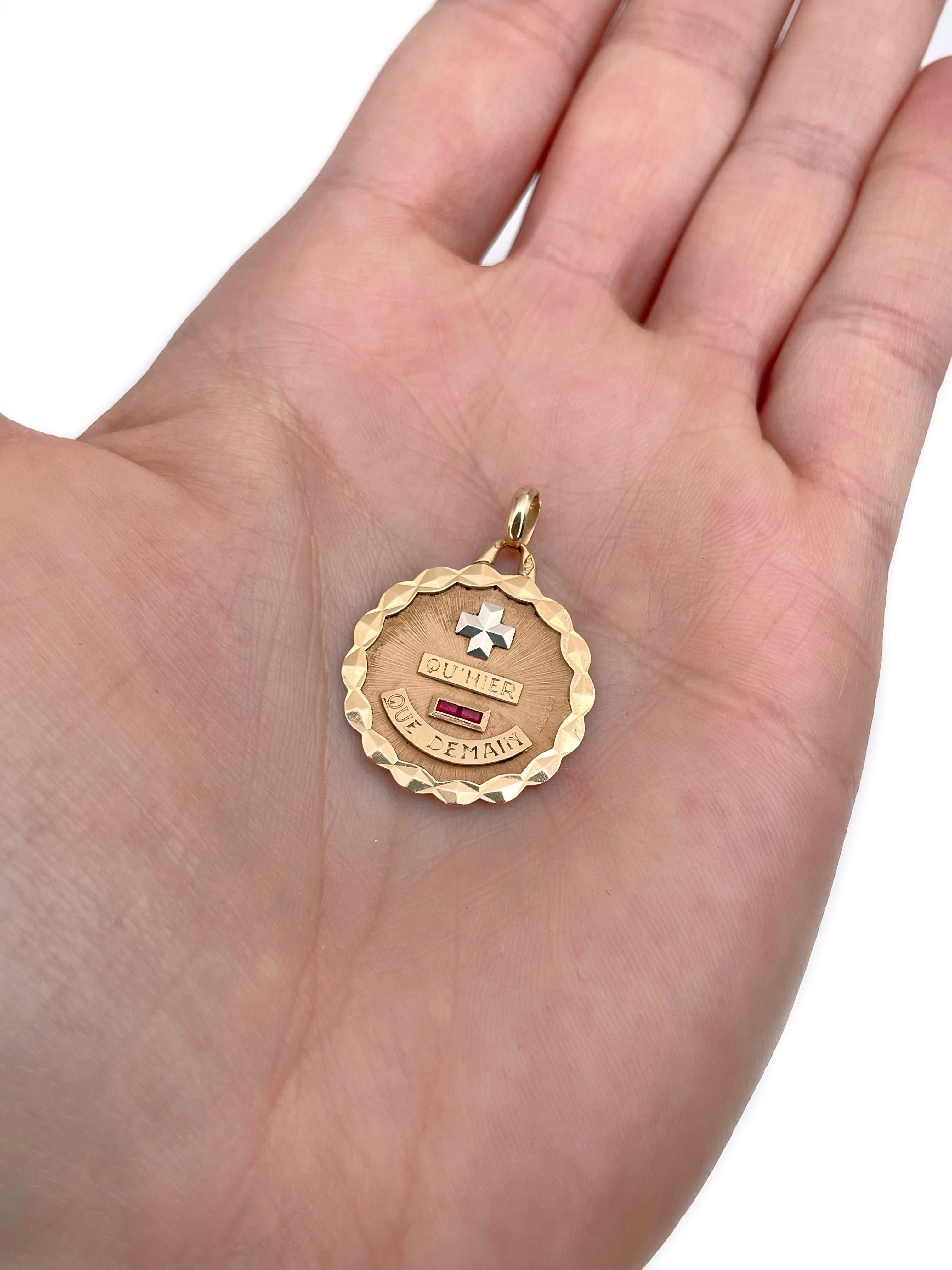 Si tratta di un ciondolo con charm d'amore realizzato in oro 18 carati. Il pezzo presenta rubini a taglio rettangolare. Circa 1950.

Il design del ciondolo è stato creato dal gioielliere francese A. Augis in risposta alla poesia d'amore scritta da