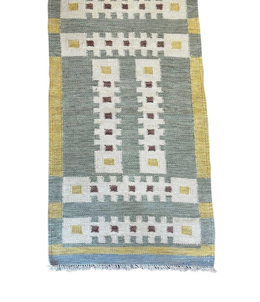 Lana Un tappeto runner in lana a tessitura piatta di Babro Nilsson, ispirato allo stile scandinavo. in vendita