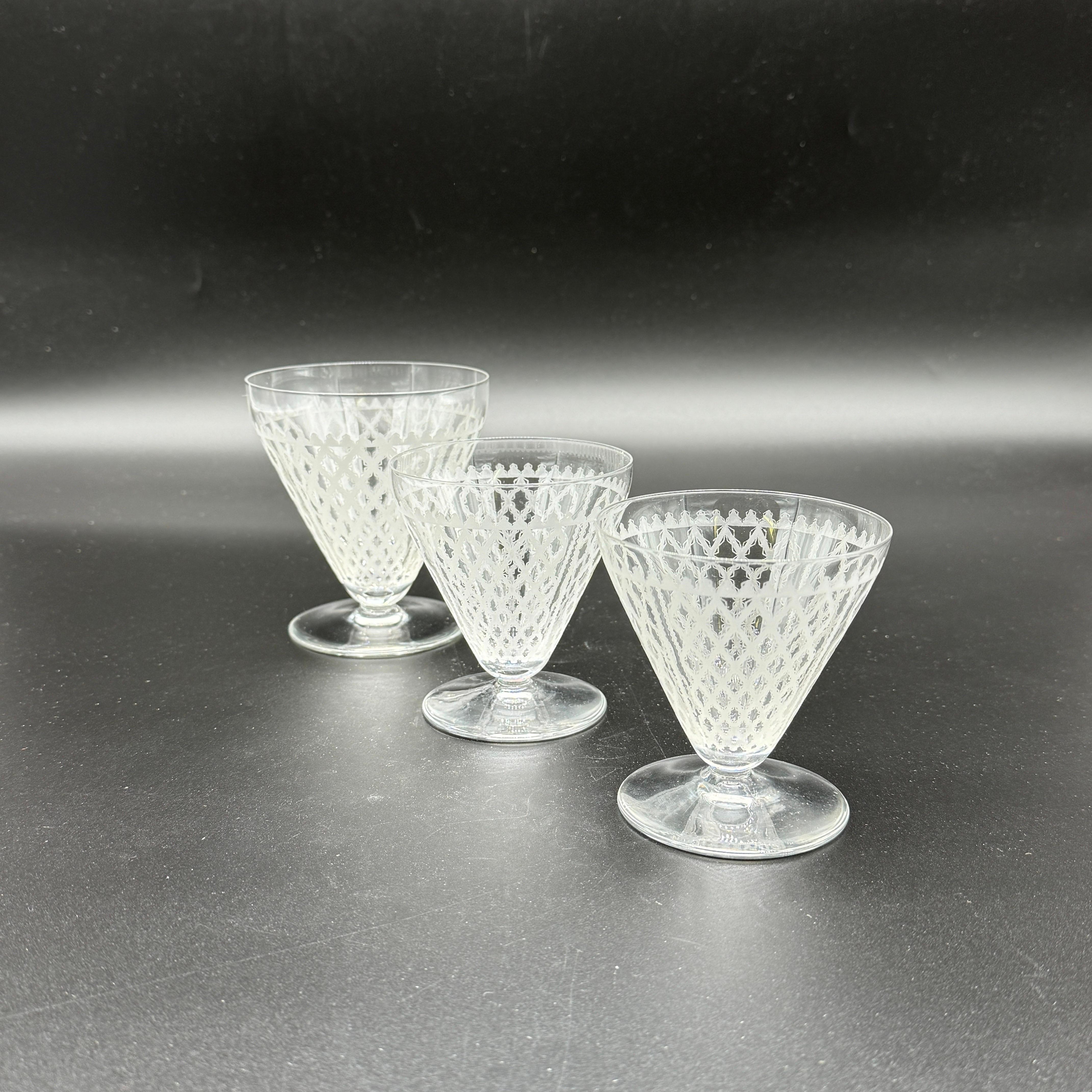 The Bruxelles Glass Service by Baccarat is a typical Art Deco design of the famous french cristal factory.

The glasses are decorated with a kind of sand blasted lace decor which will be very dramatic once the glass is filled with wine .

Often ,