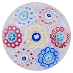 Briefbeschwerer „Millefiori“ von Baccarat mit Girlande auf Muslin-Grund, 1973