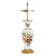 Lampe en verre opalin de Baccarat, vase formé d'une décoration florale