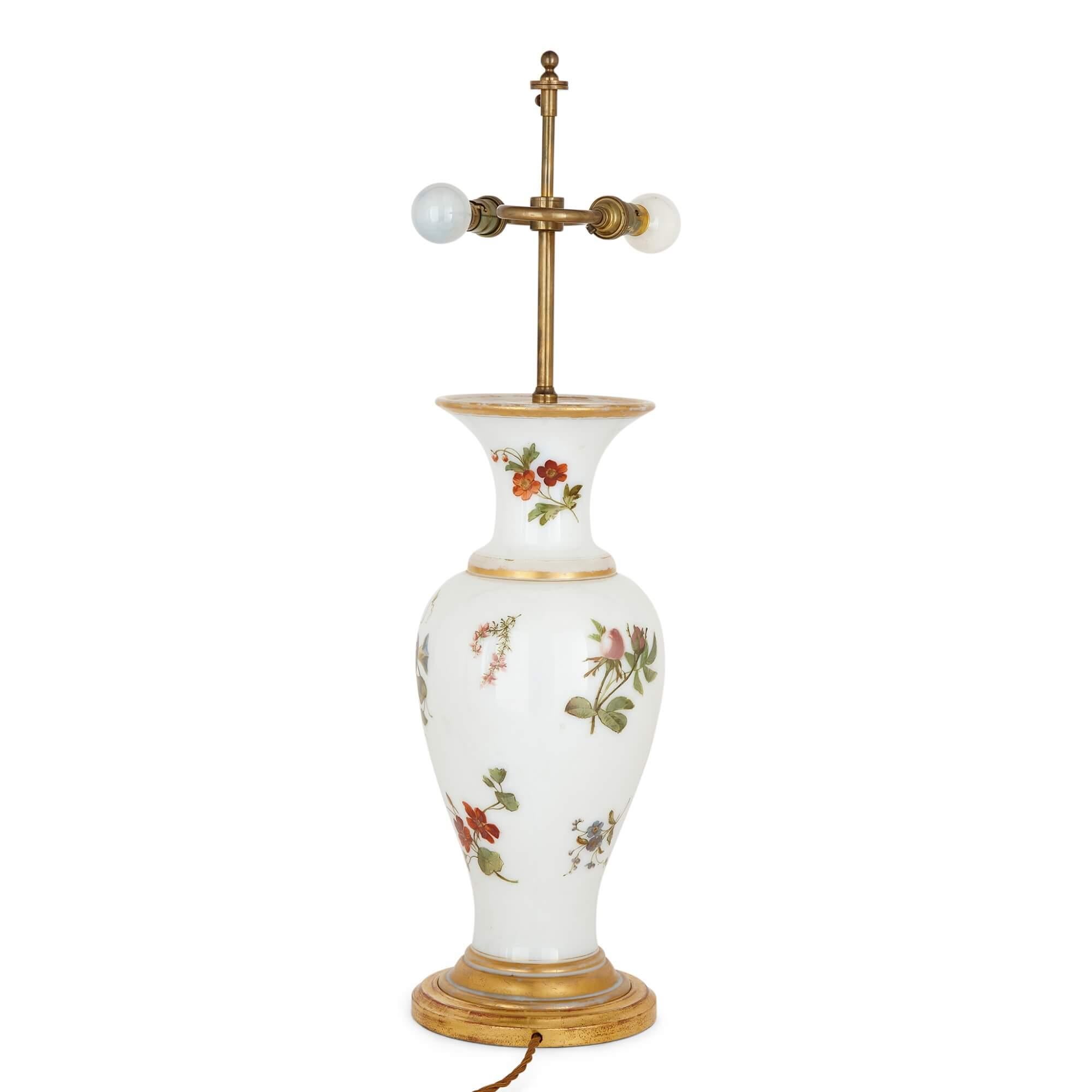 Rococo Lampe en verre opalin de Baccarat, vase formé d'une décoration florale en vente
