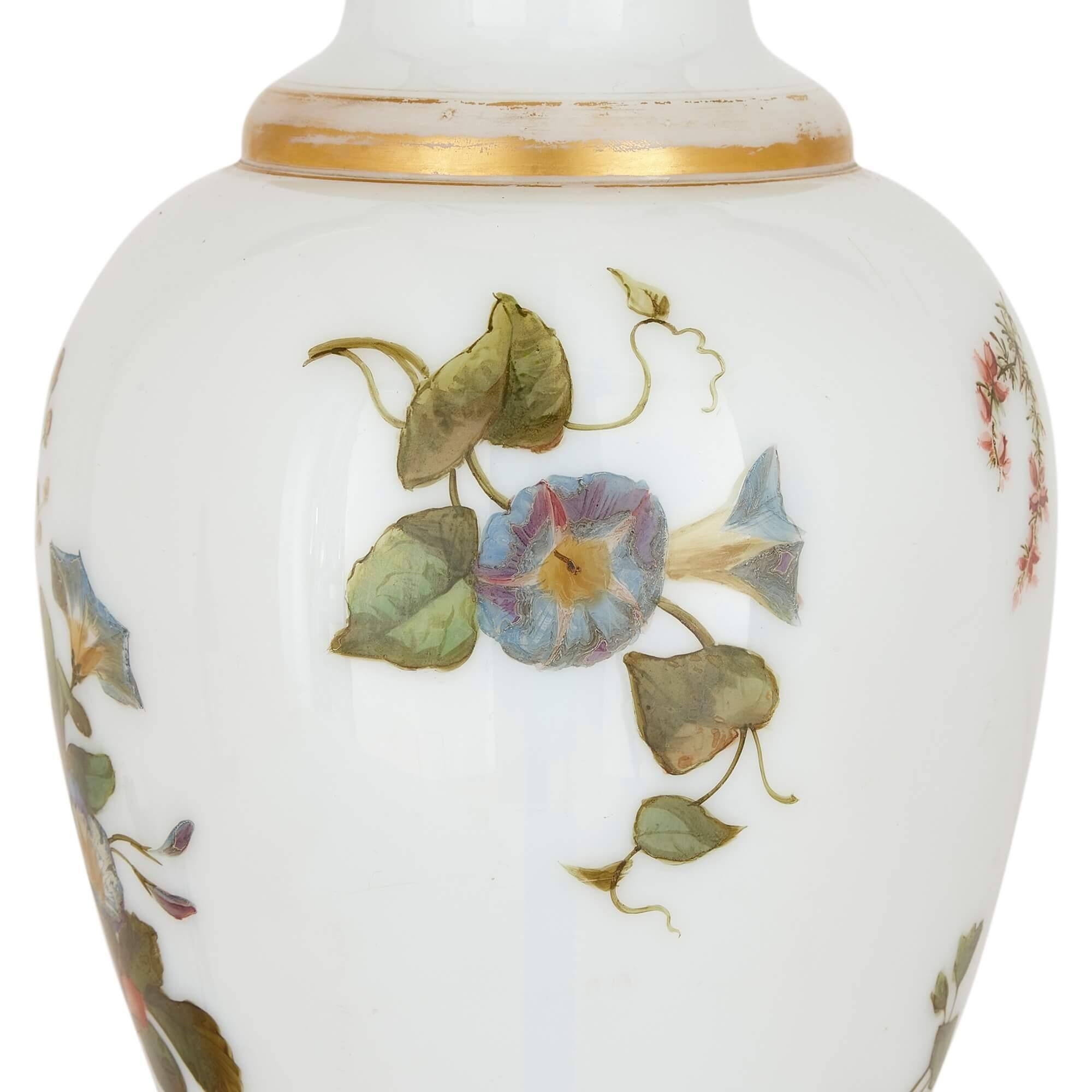 Français Lampe en verre opalin de Baccarat, vase formé d'une décoration florale en vente
