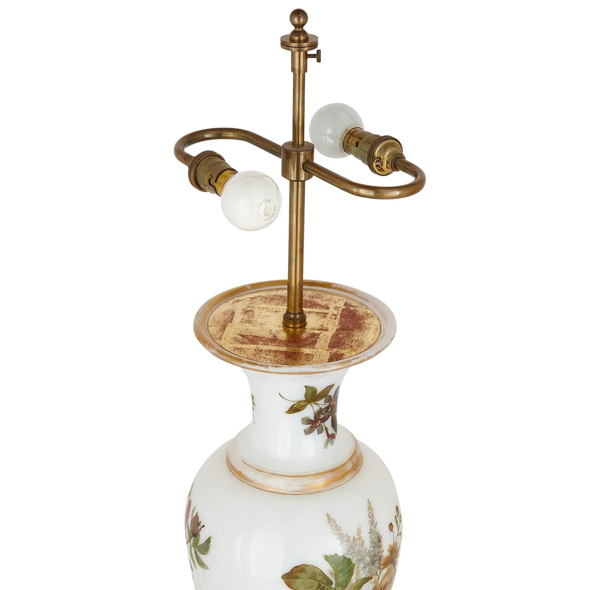 Lampe en verre opalin de Baccarat, vase formé d'une décoration florale Bon état - En vente à London, GB