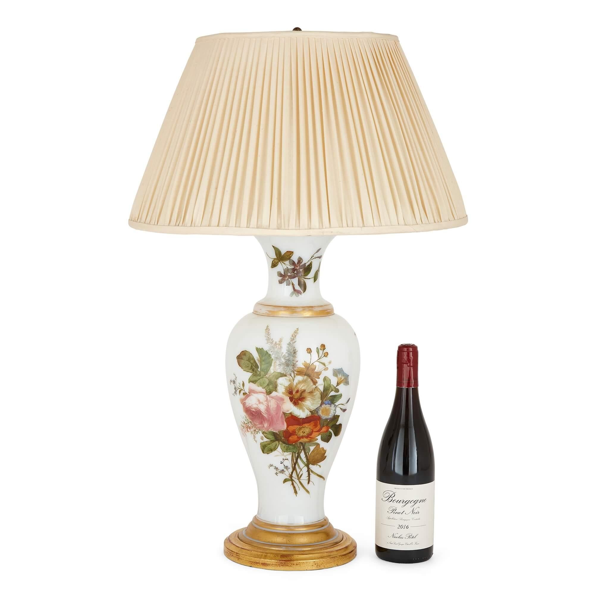 XIXe siècle Lampe en verre opalin de Baccarat, vase formé d'une décoration florale en vente