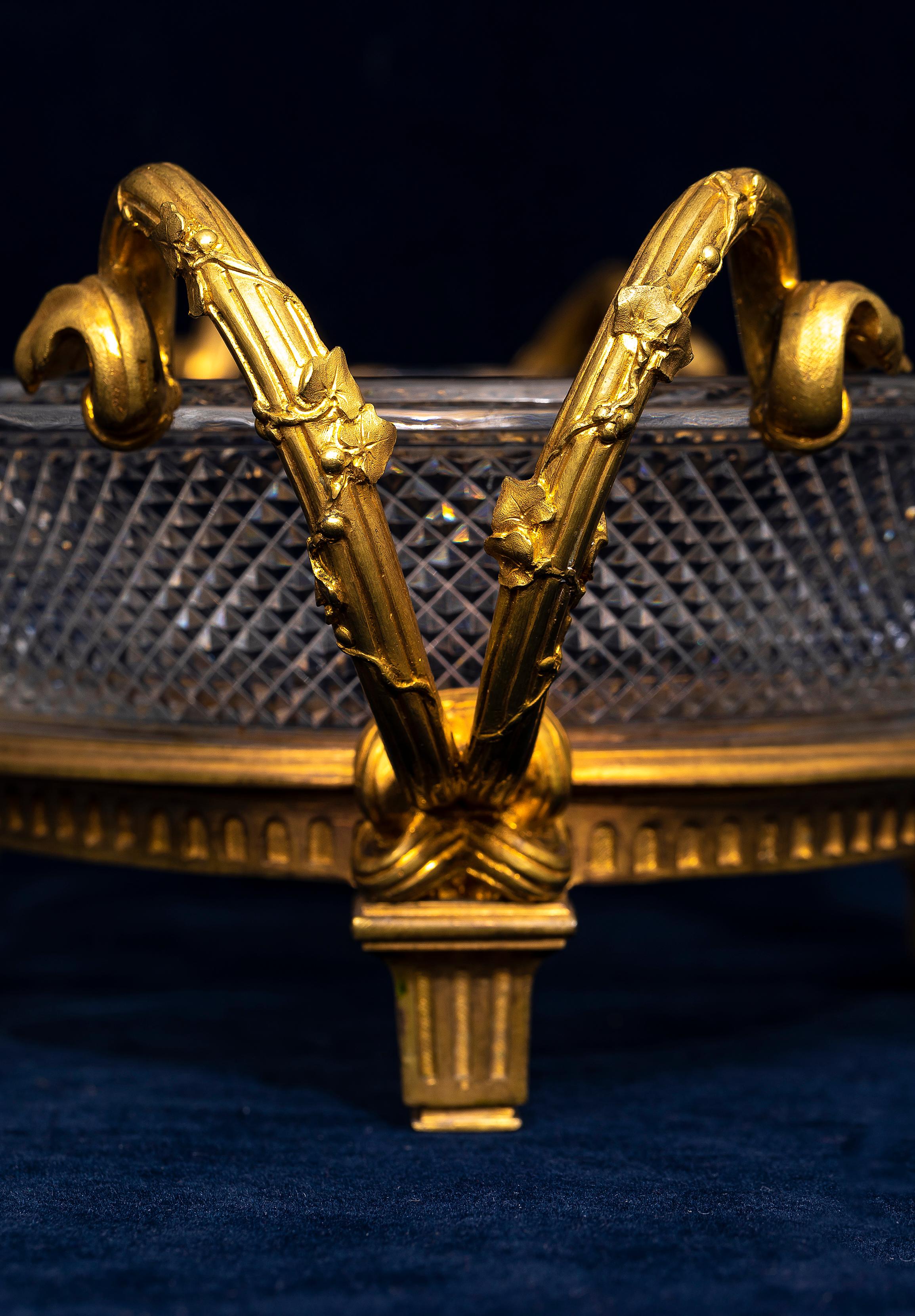 Ein Baccarat signiert Antique French Ormolu montiert geschliffenen Kristall Centerpiece, 19. im Angebot 8