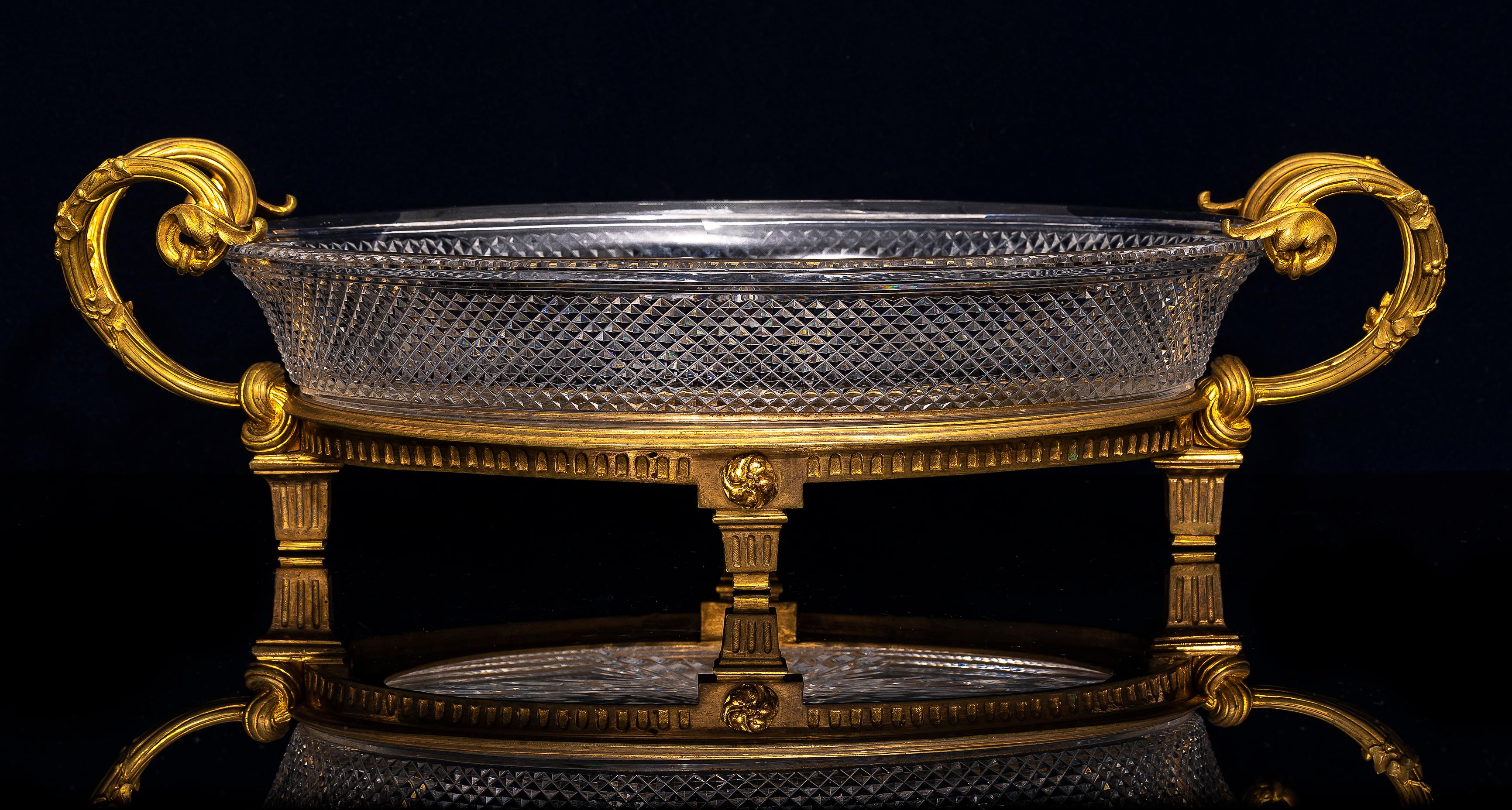 Neoklassizistischer französischer Tafelaufsatz aus Baccarat-Kristall und Dore-Bronze mit Ormolu-Montierung aus dem 19.

Dieser Tafelaufsatz wurde in den 1800er Jahren in Frankreich von Baccarat, einem der führenden französischen Kristallhersteller
