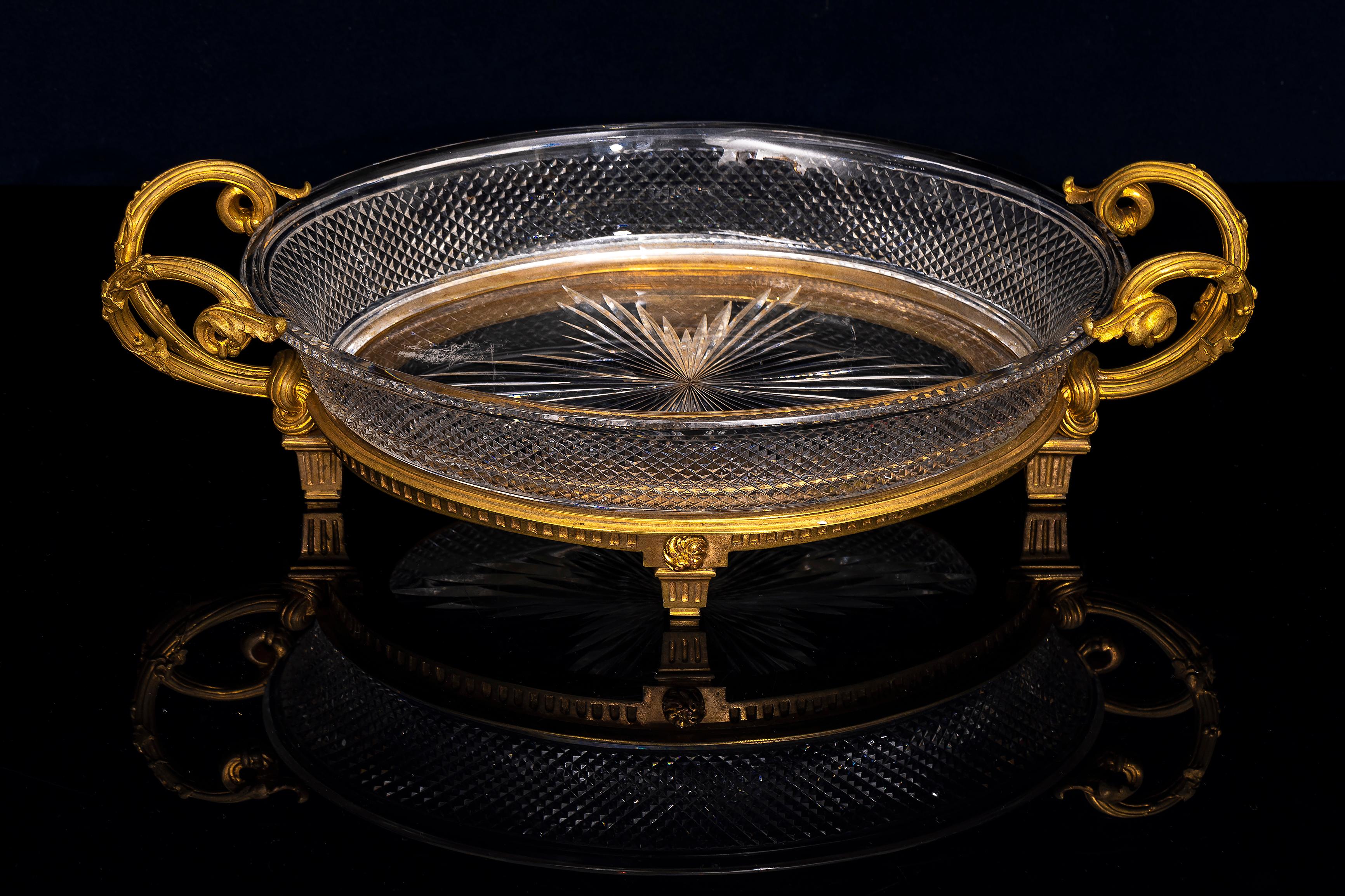 Ein Baccarat signiert Antique French Ormolu montiert geschliffenen Kristall Centerpiece, 19. im Zustand „Gut“ im Angebot in New York, NY