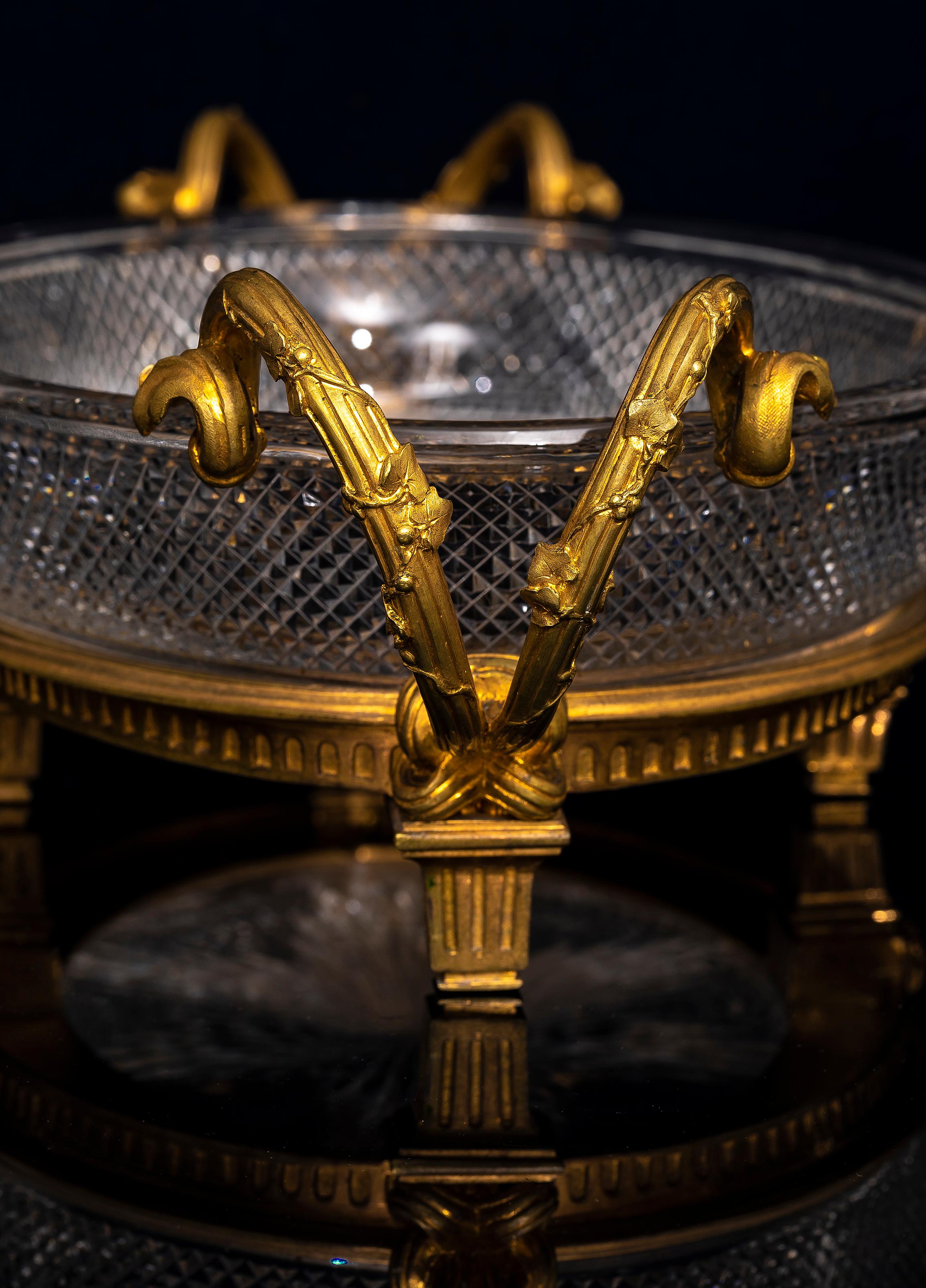 Ein Baccarat signiert Antique French Ormolu montiert geschliffenen Kristall Centerpiece, 19. im Angebot 1
