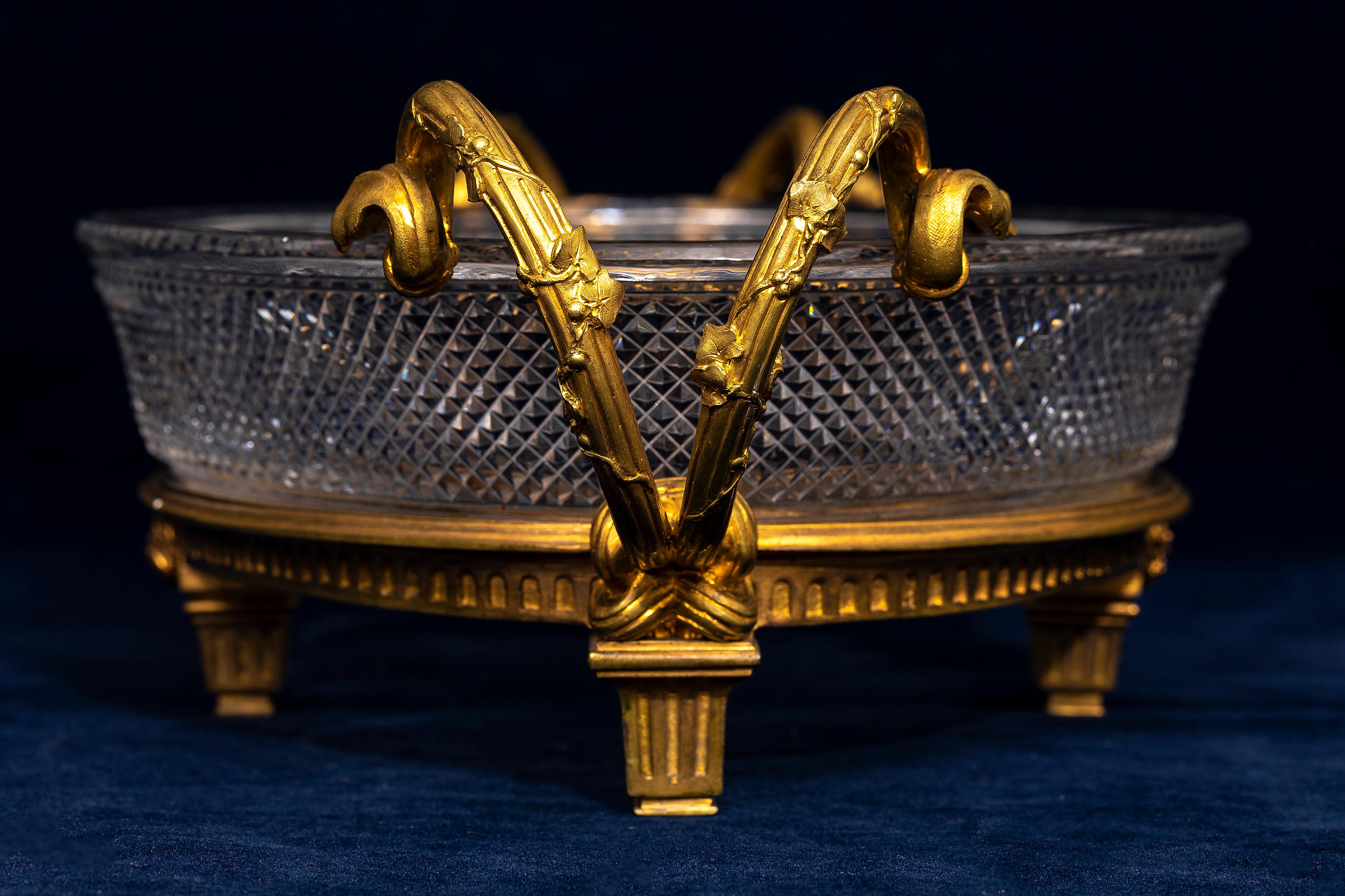 Ein Baccarat signiert Antique French Ormolu montiert geschliffenen Kristall Centerpiece, 19. im Angebot 4