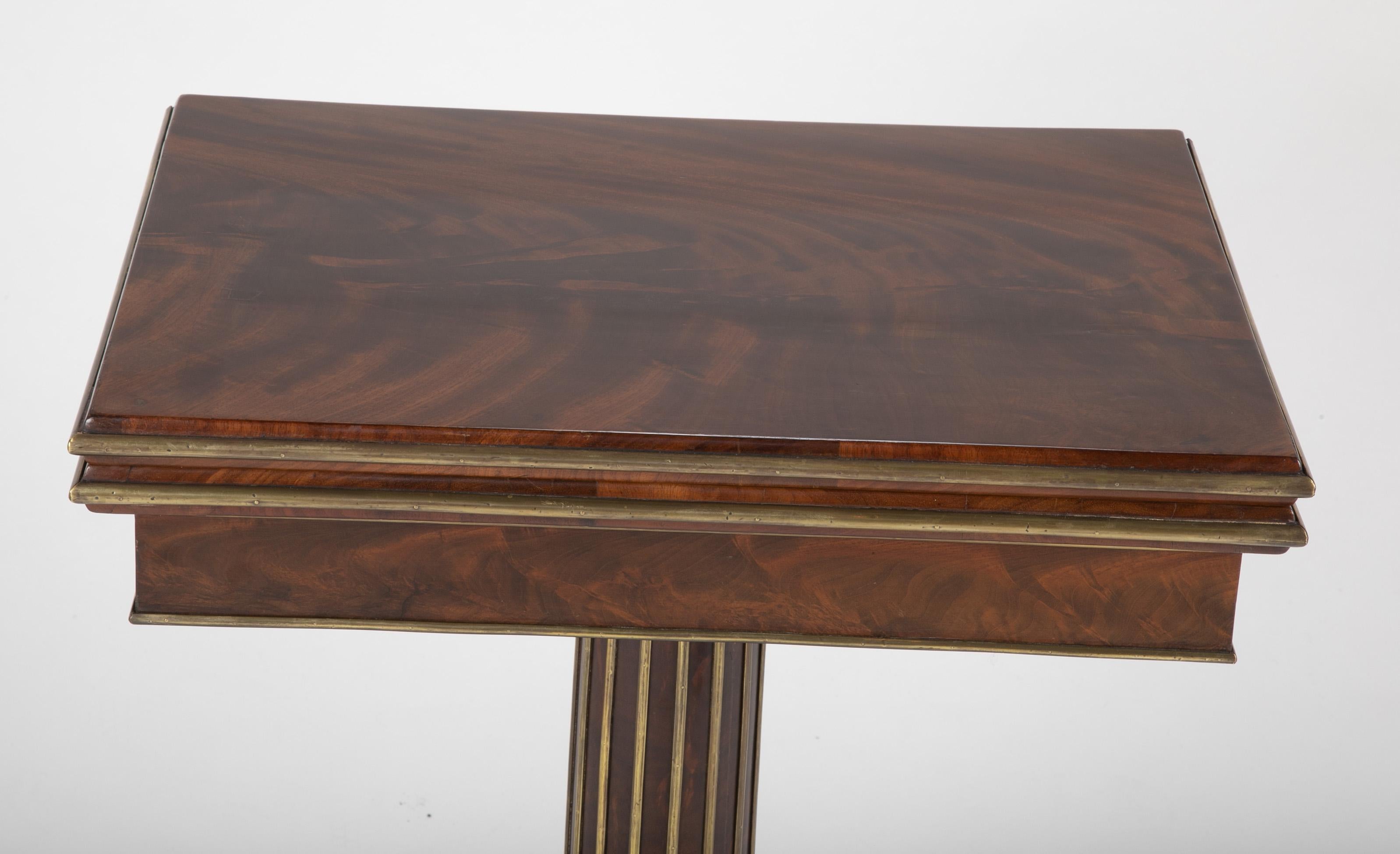Table de jeux en acajou baltique et laiton Bon état - En vente à Stamford, CT