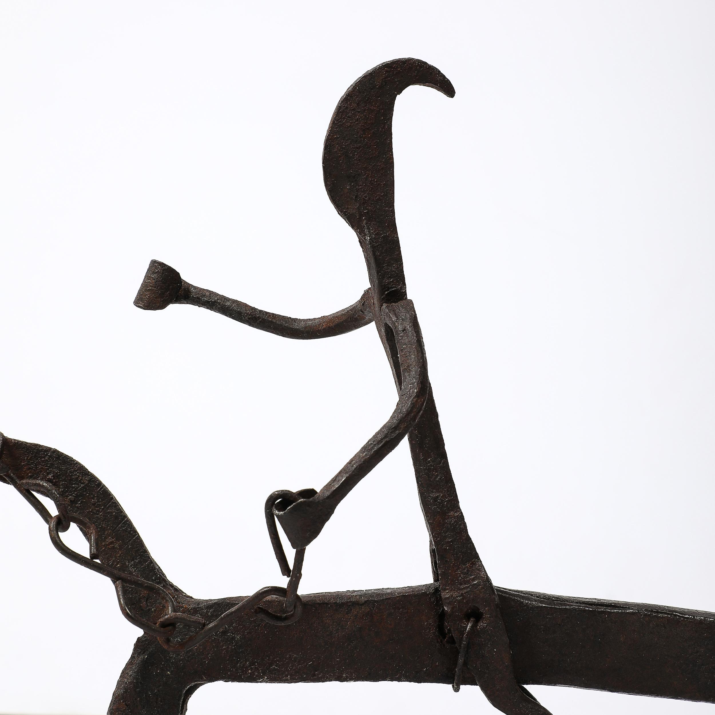 Esta escultura ecuestre de hierro forjado Bamana, llena de carácter, procede de Mali, de la segunda mitad del siglo XX. Presenta una base negra rectilínea sobre la que descansan cuatro pezuñas curvadas de la figura del caballo, con patas sutilmente