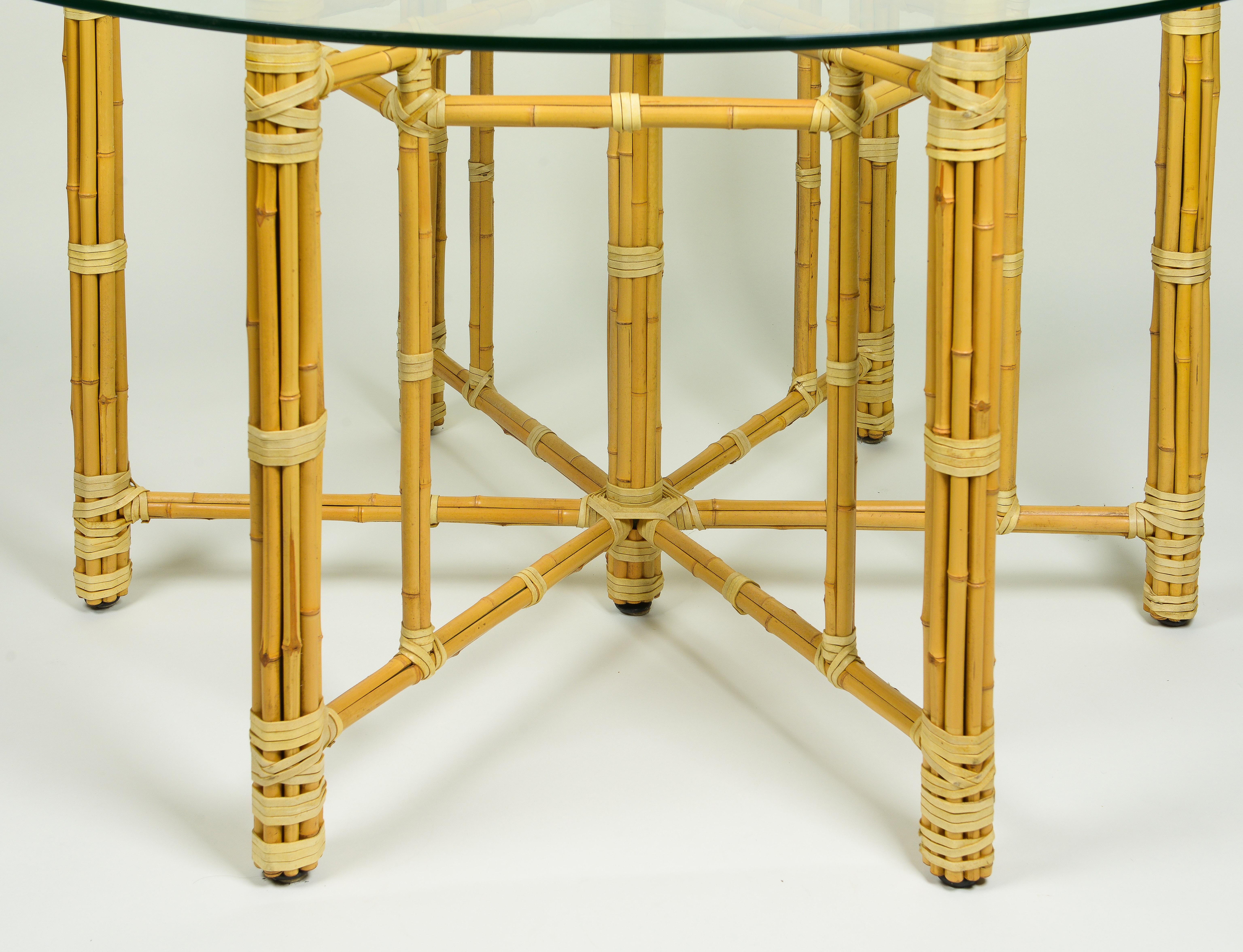 Table de salle à manger ronde en bambou et verre Excellent état - En vente à New York, NY