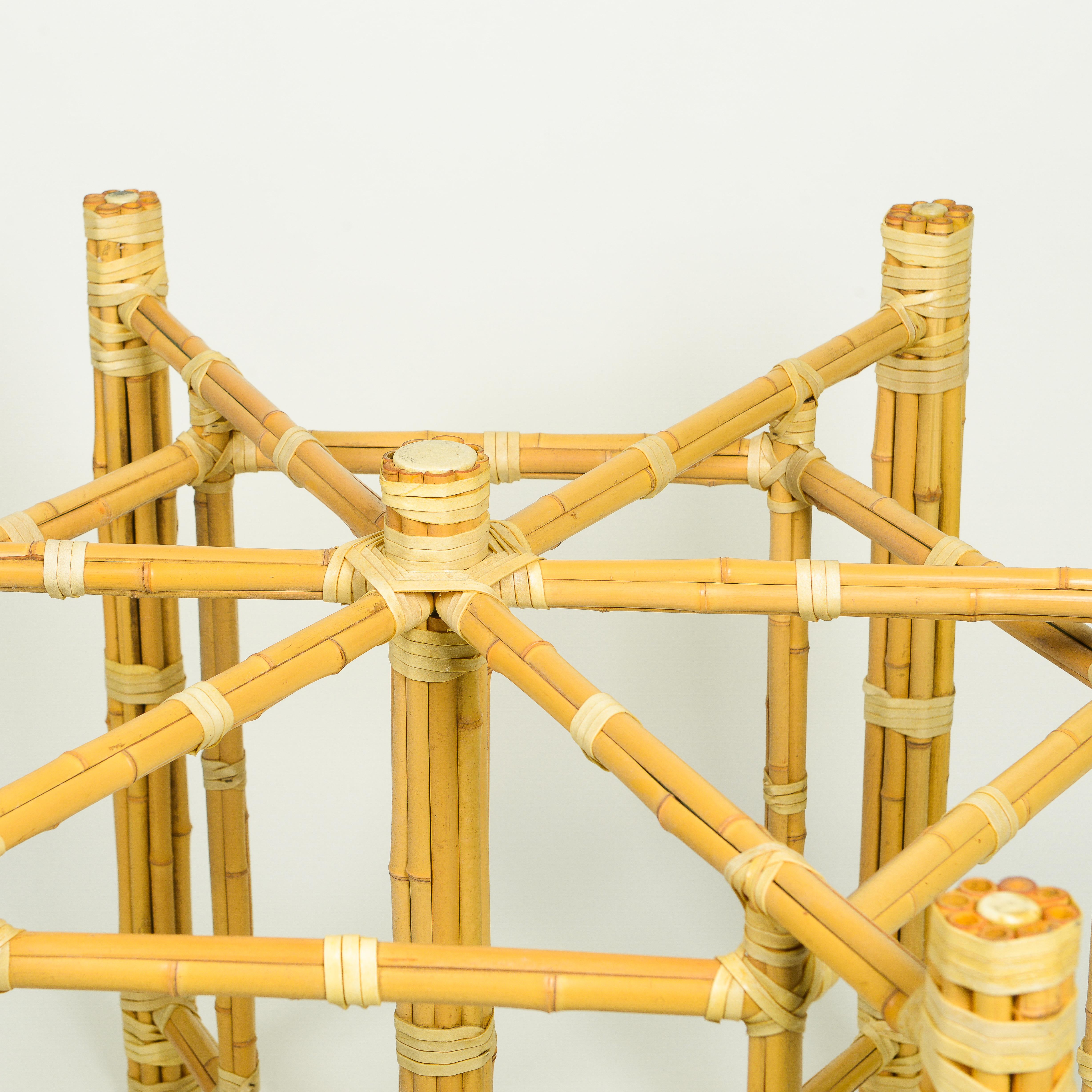 Runder Esstisch aus Bambus und Glas im Angebot 2