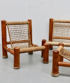 Ein Bambus- und Seil-Set, bestehend aus einem großen Sofa, zwei Sesseln und einem Couchtisch.