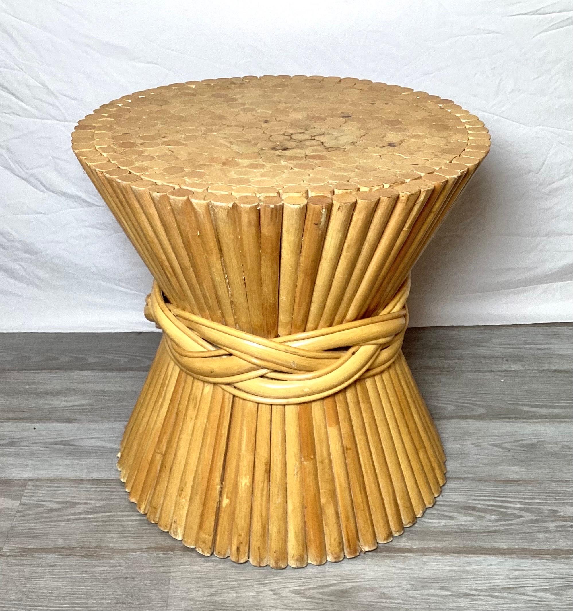 Une table d'appoint chic en bambou signée McGuire. La forme classique en faisceau de blé peut également être utilisée avec un plateau en verre.