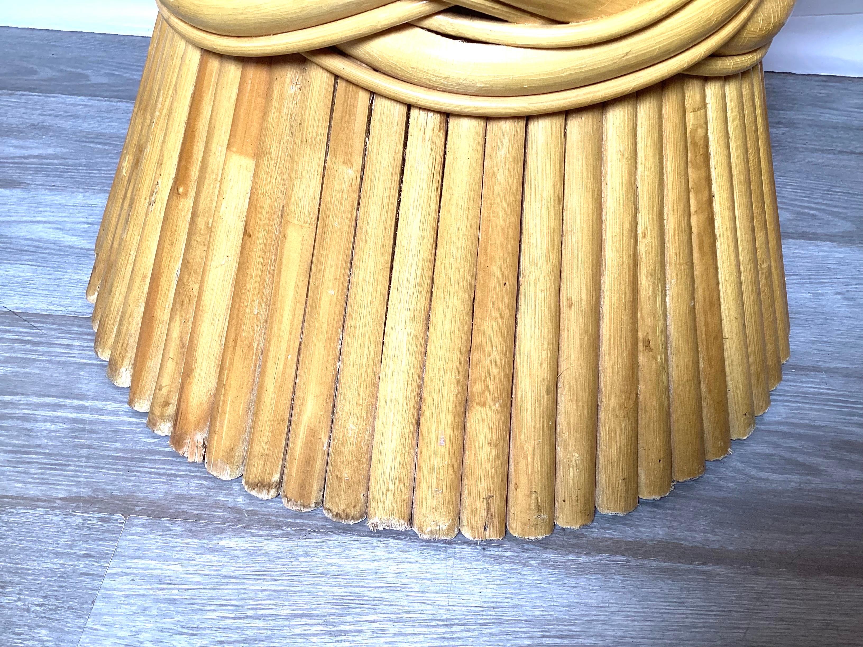 Beistelltisch aus Bambus mit gebändertem Weizengarbenblatt von McGuire  (Ende des 20. Jahrhunderts)