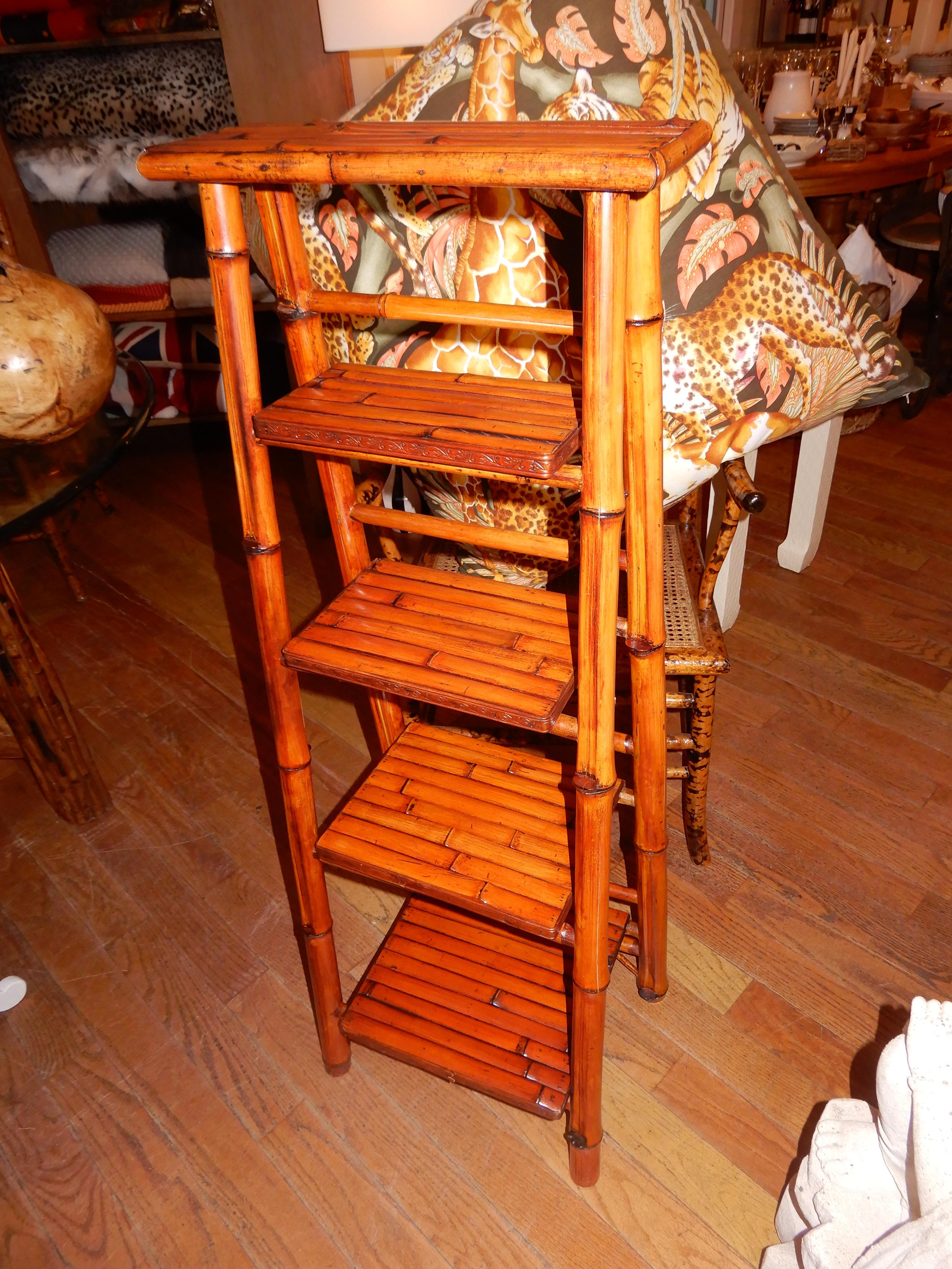 Britannique Présentoir décoratif ou échelle en bambou vintage British Colonial Artisan. en vente