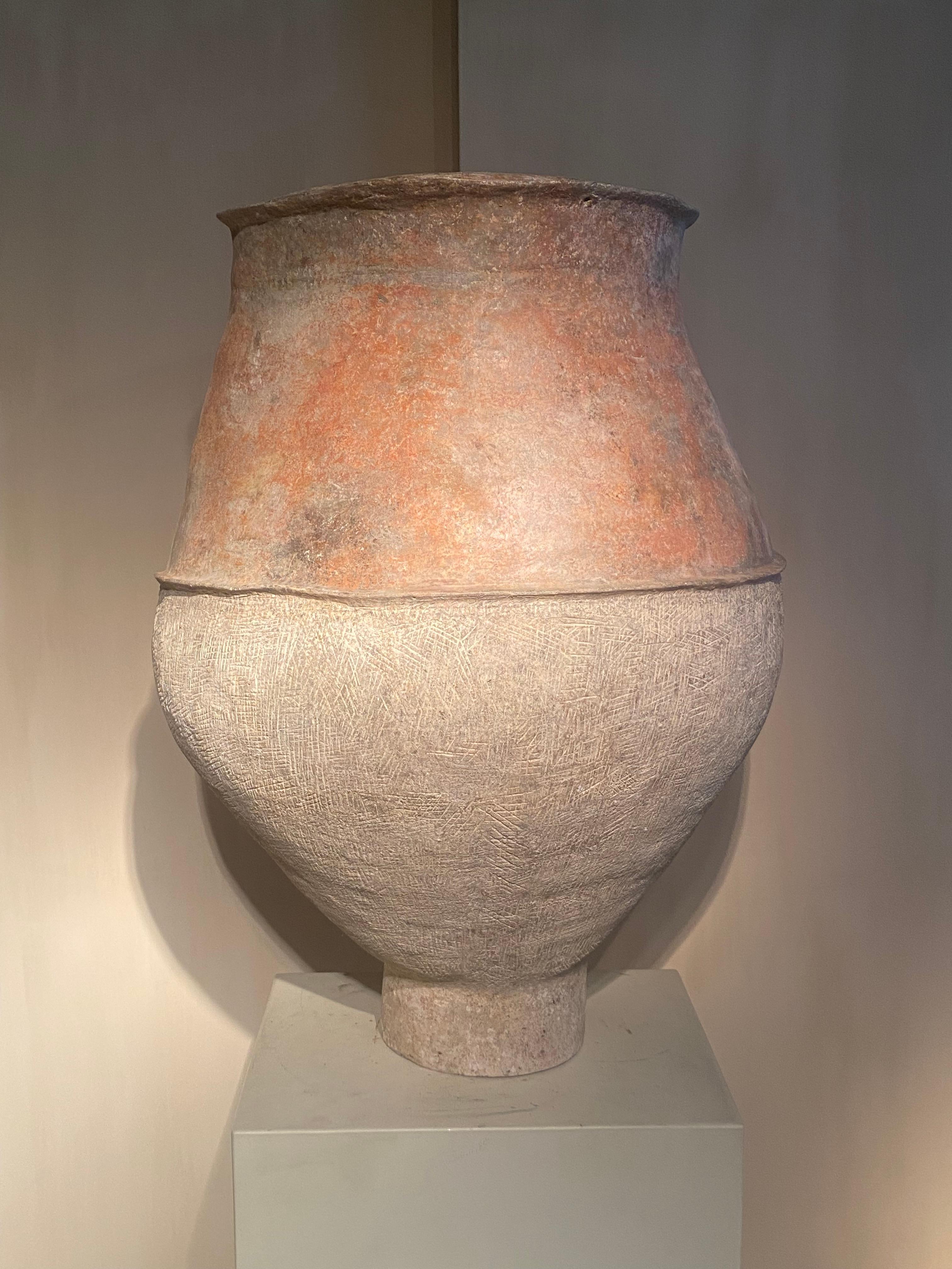 Precioso tarro asiático antiguo procedente del sudeste asiático, Tailandia,
Bang Chiang, periodo tardío 300 a.C.-200 d.C,
Bang Chiang está considerado el asentamiento prehistórico más importante descubierto hasta ahora en el Sudeste