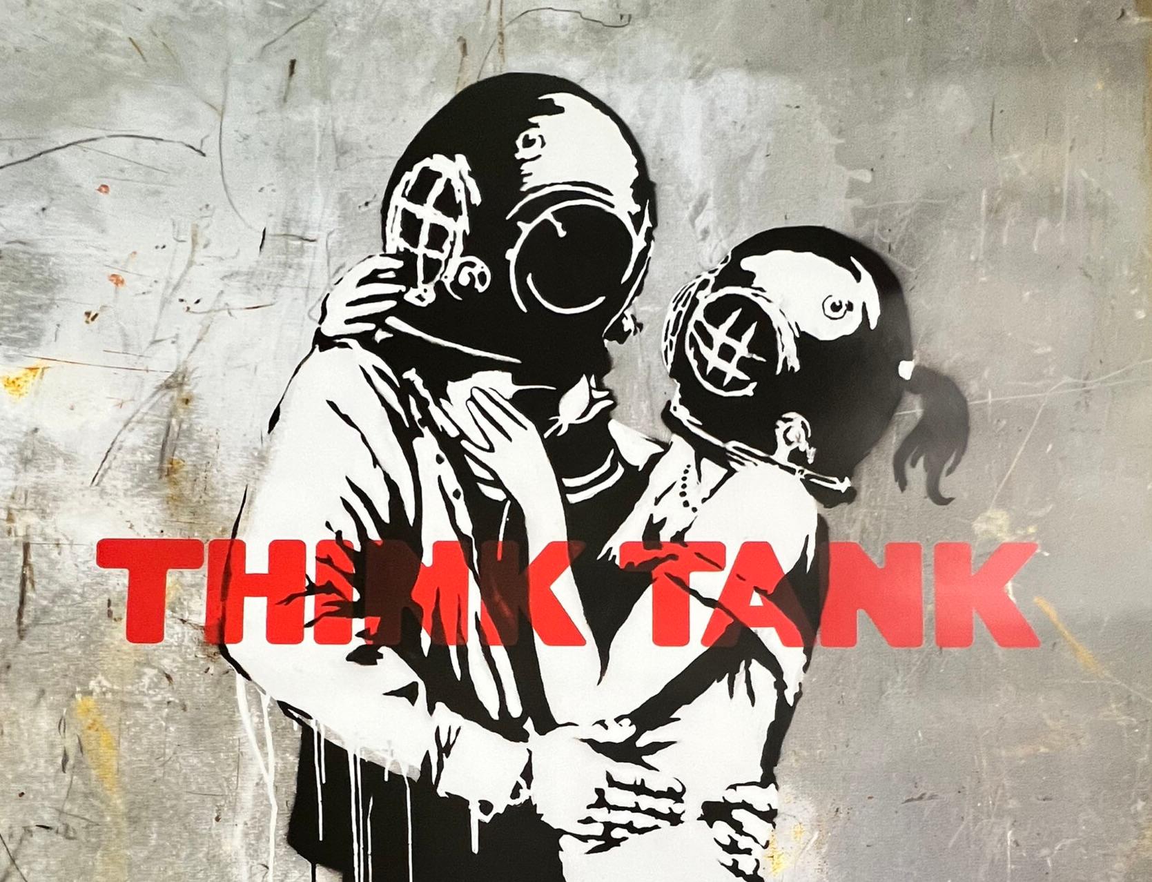 Esta dinámica litografía offset sobre papel con ilustraciones del infame grafitero 
Banksy se produjo para promocionar el lanzamiento del 7º álbum del grupo de rock indie Blur, 
