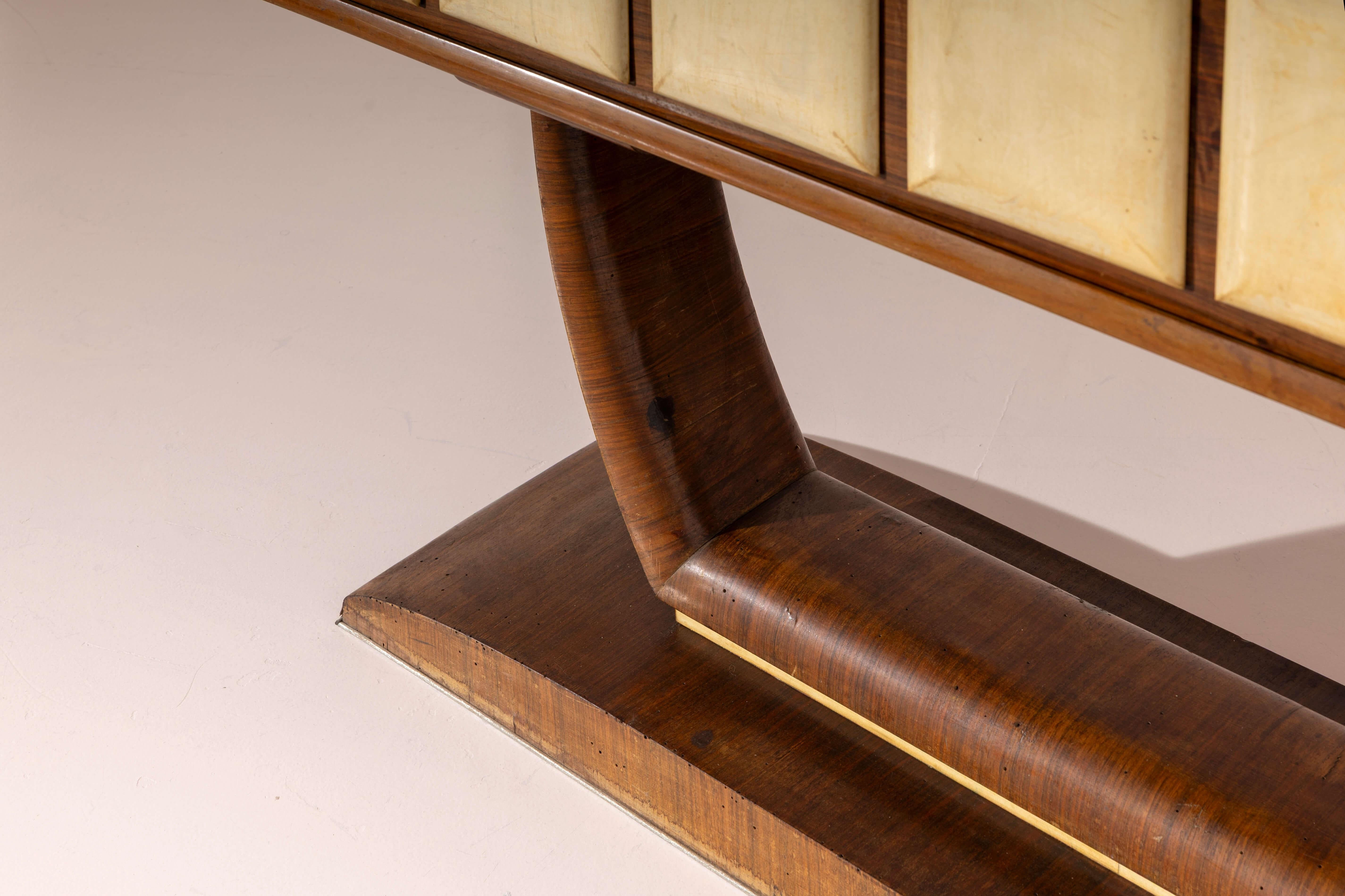 Milieu du XXe siècle Meuble de bar en bois, parchemin, verre et miroirs, fabrication italienne, années 1940. en vente