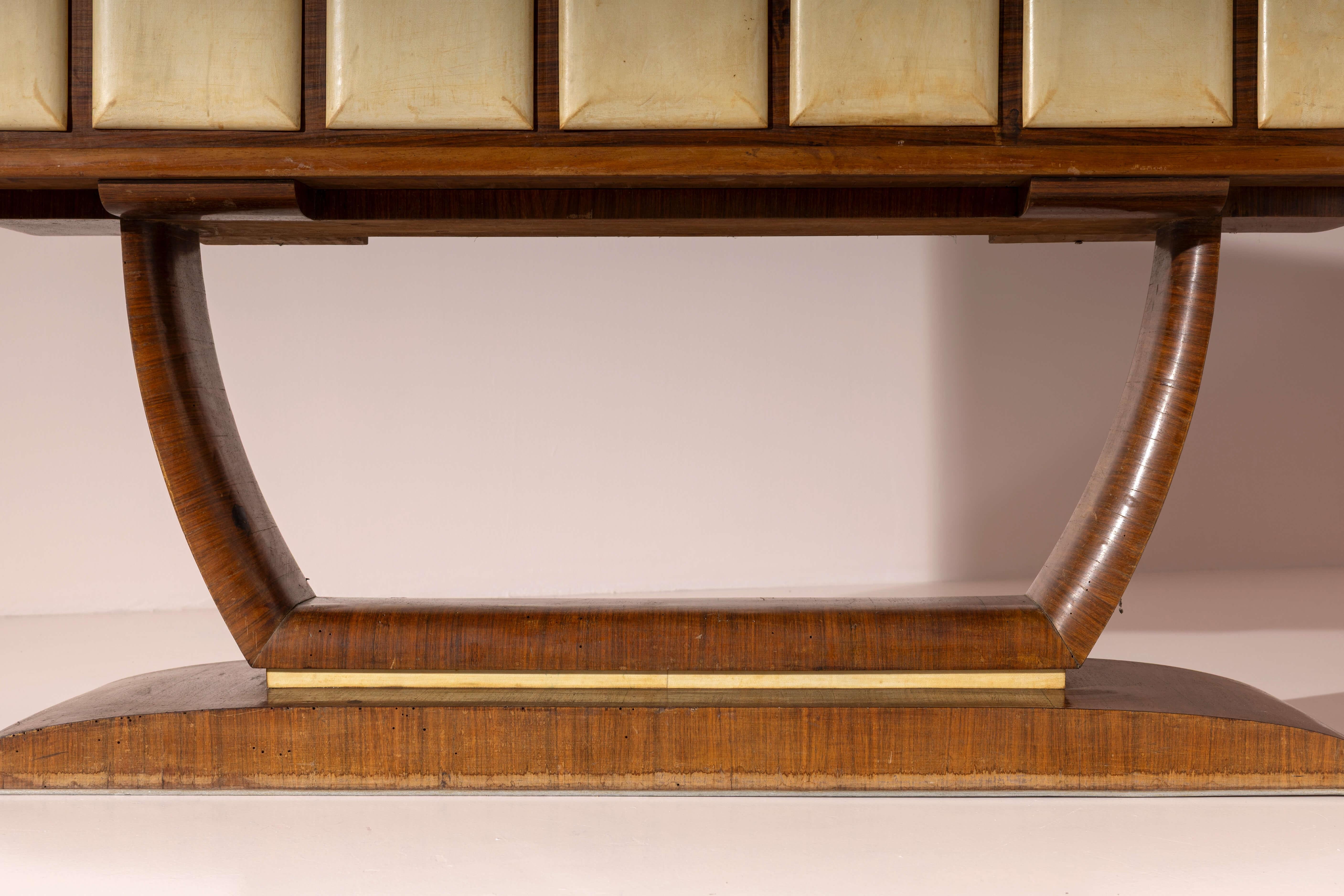 Verre Meuble de bar en bois, parchemin, verre et miroirs, fabrication italienne, années 1940. en vente