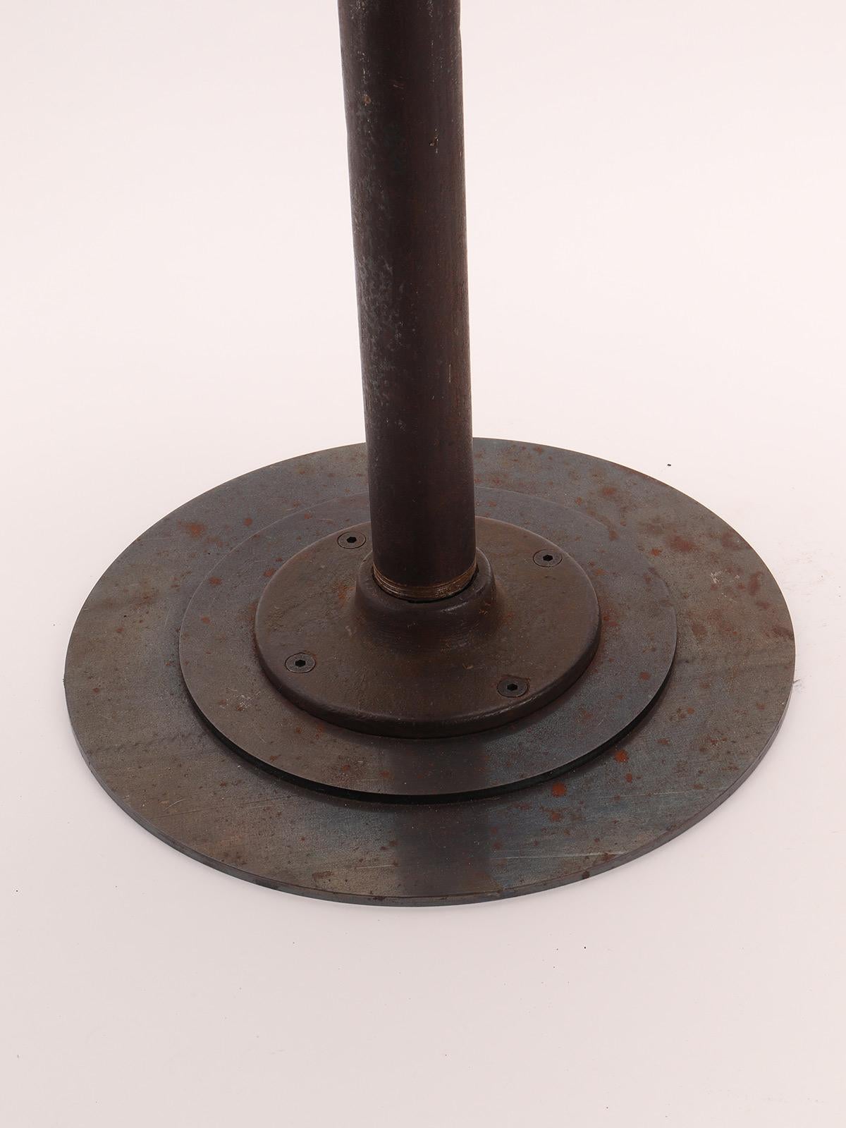 Ein Bar- oder Bistrothekenhocker. Hergestellt aus schwarzem Eisenrohr, die Sitzfläche ist aus rundem, massivem Eichenholz gefertigt. USA 1910 ca.