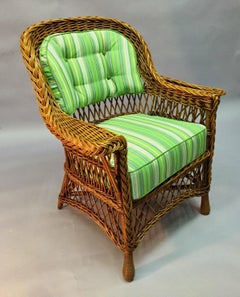 Fauteuil à accoudoirs en osier de style Bar Harbor avec pochette pour magazine