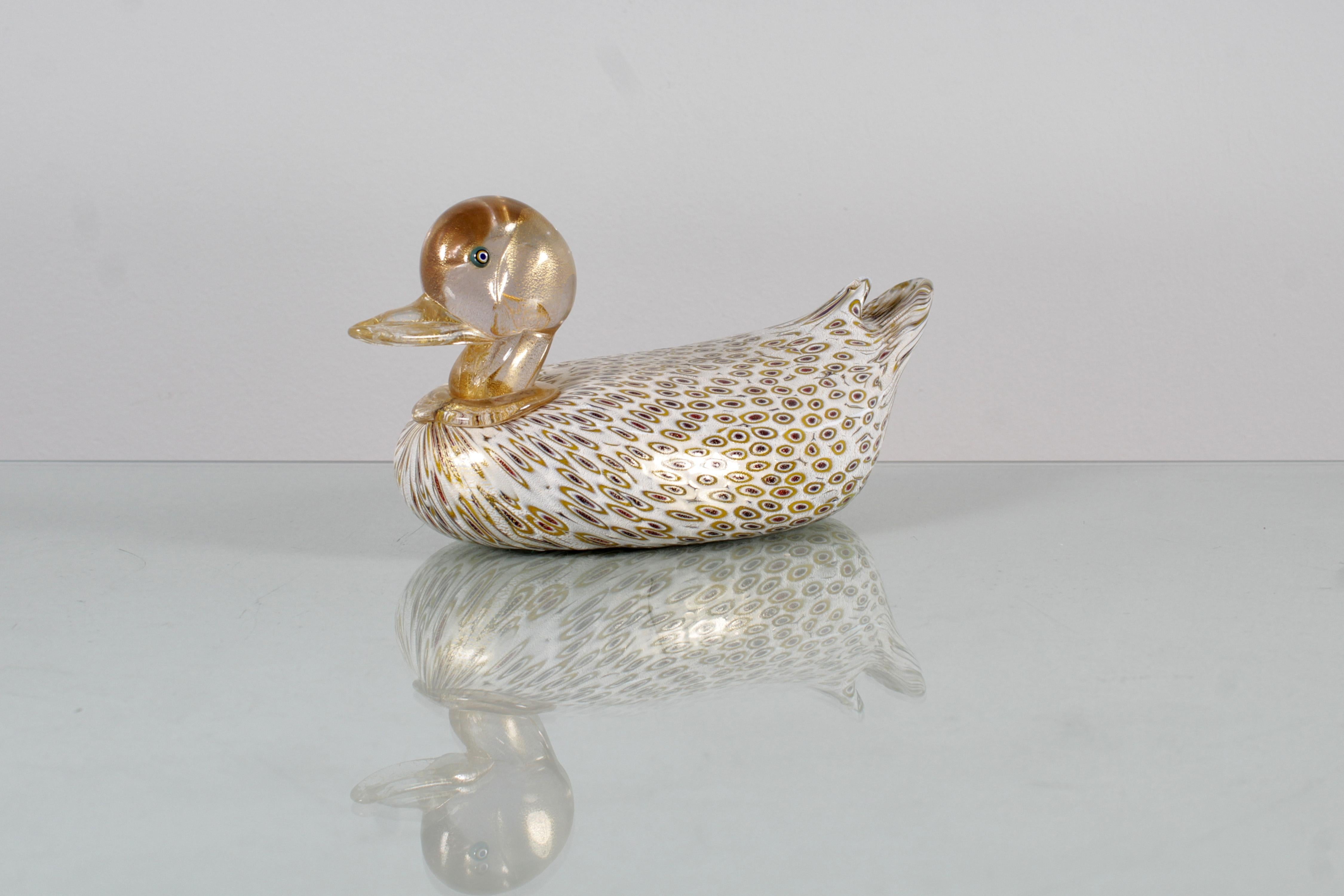 Murano-Glasskulptur, Alfredo Barbini zugeschrieben, die eine Ente darstellt, deren Körper aus Milchglas mit rotem und ockerfarbenem Murrine verziert ist, Kopf und Hals aus transparentem Glas mit Goldeinschlüssen, türkisfarbene Augen. Venezianische