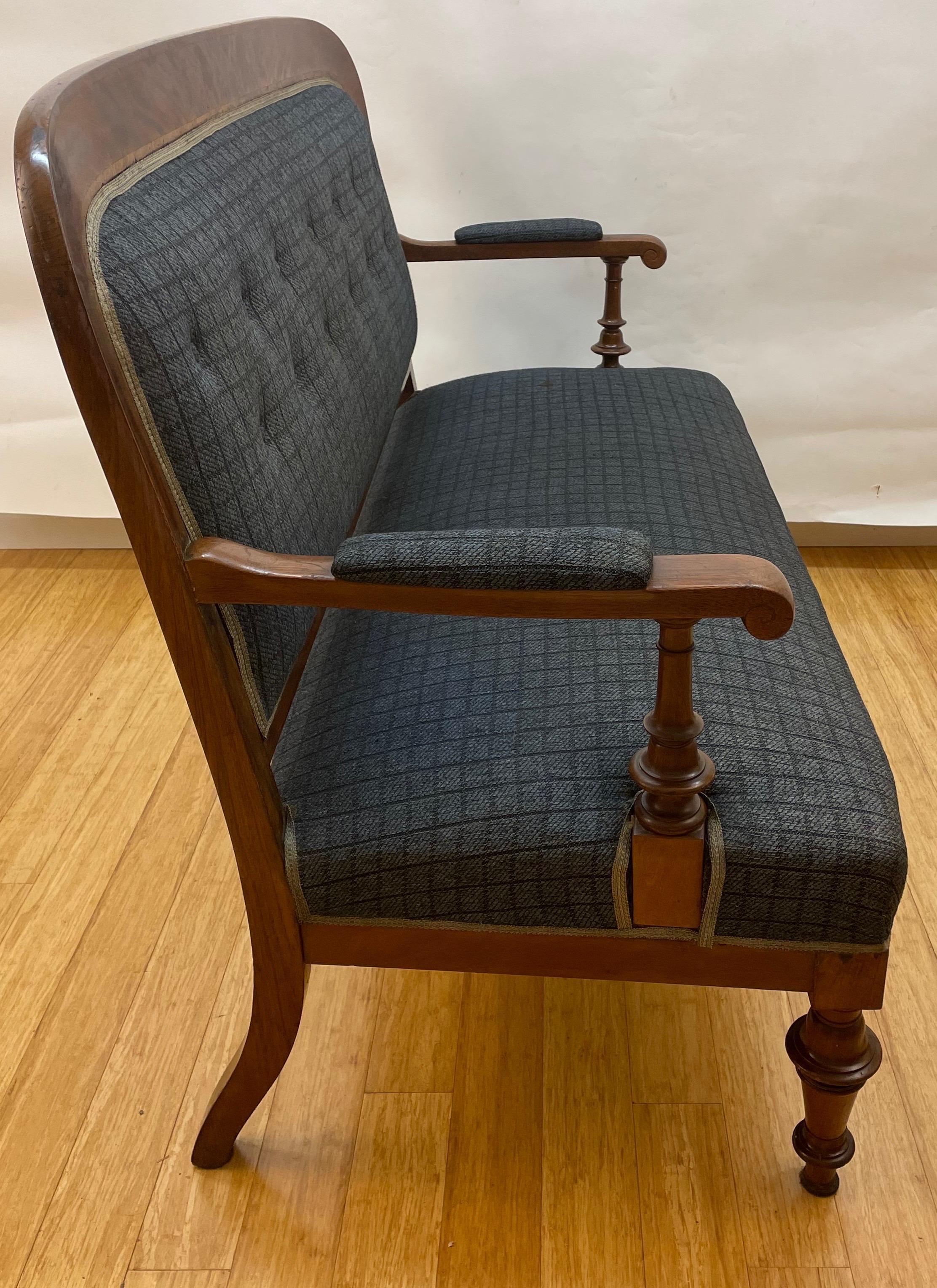 Elegante y sobrio, este loveseat es perfecto para un estudio, la entrada o la zona de estar de un dormitorio. Aunque la tapicería existente es útil, no es la original, por lo que un 