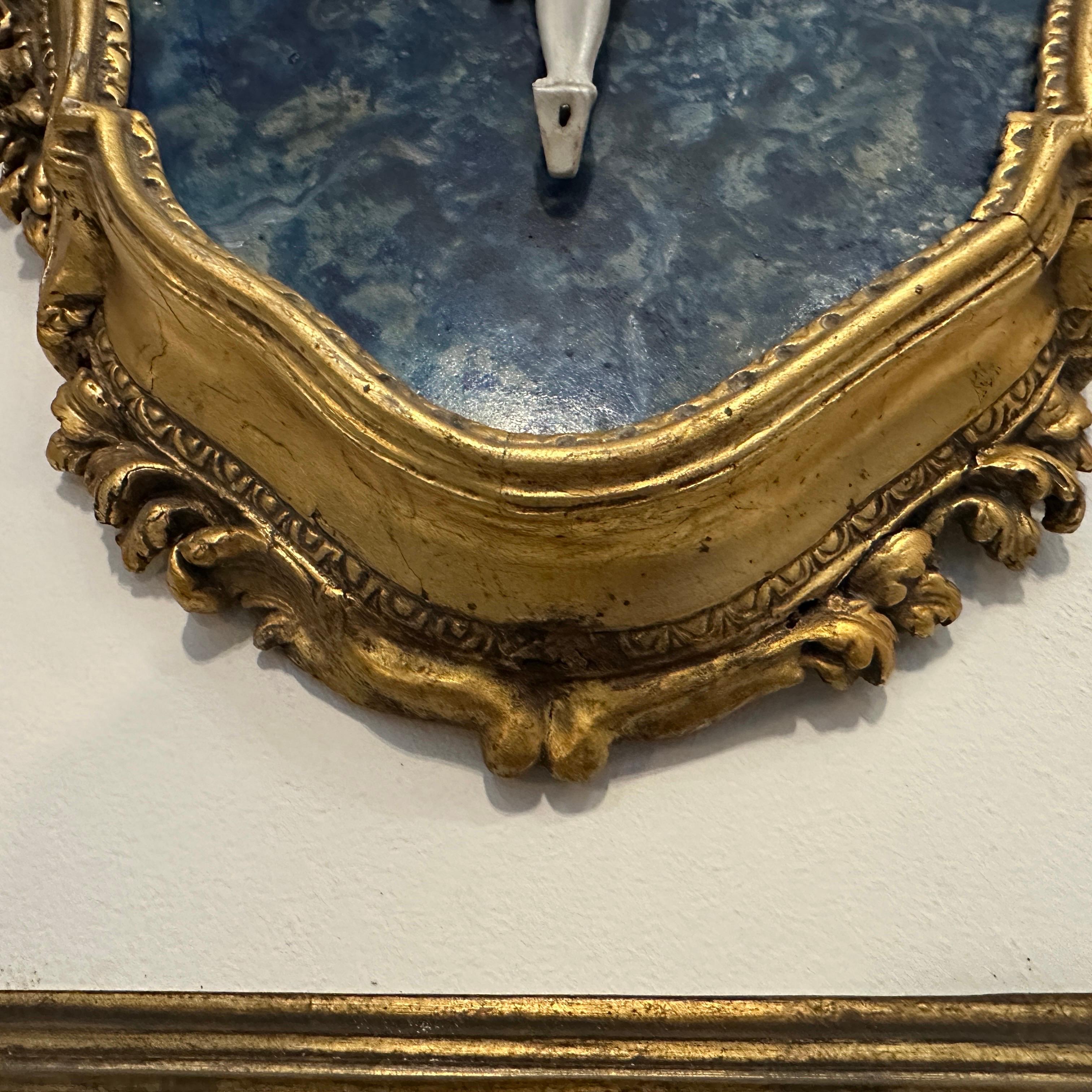 A Baroque Style Gilded Wood Box Frame Displaying a White Porcelain Christ In Good Condition For Sale In Catania, Sicilia