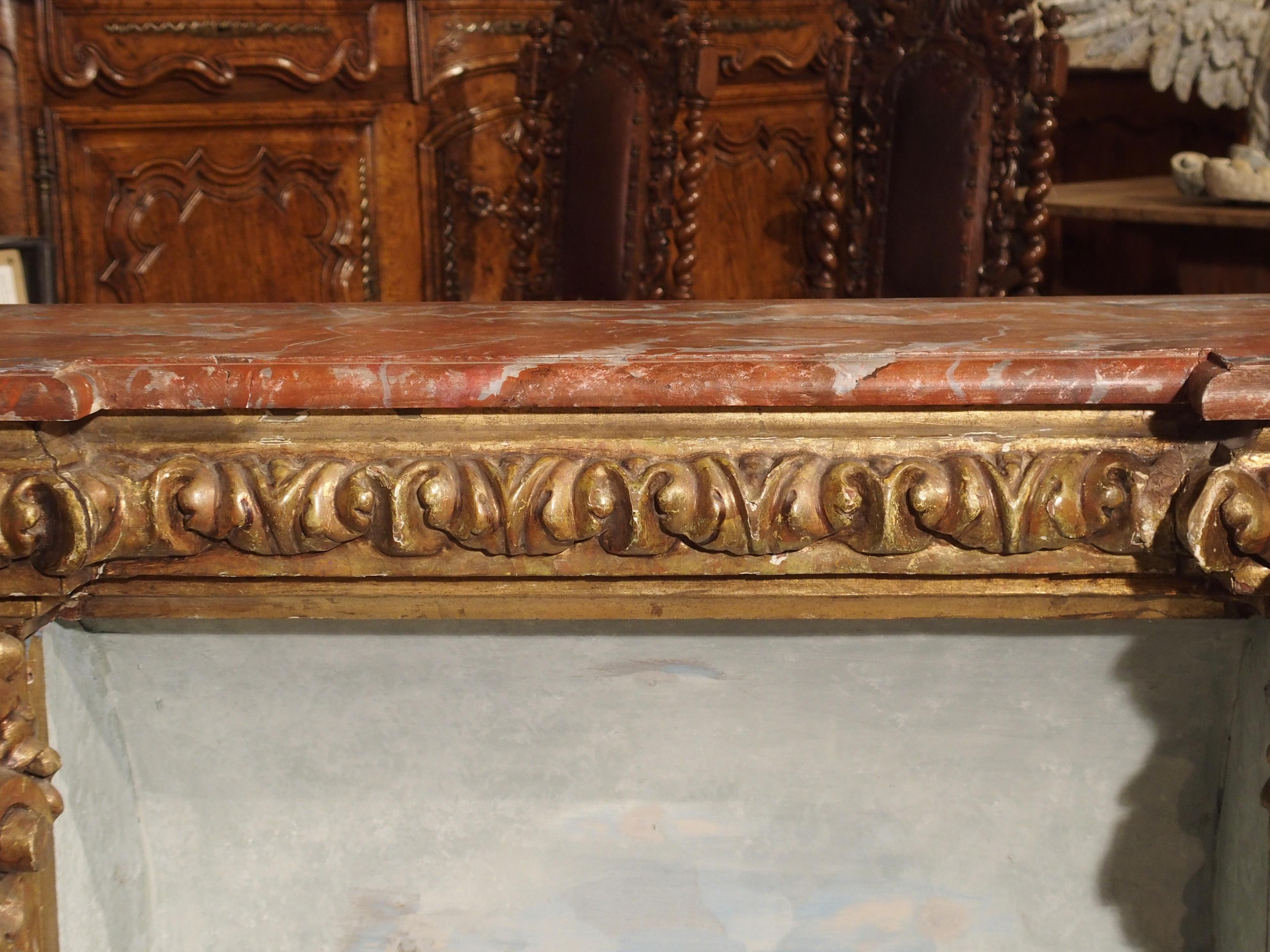 Barocke Konsole im Barockstil, polychromiert und aus vergoldetem Holz mit Kunstmarmorplatte im Angebot 1