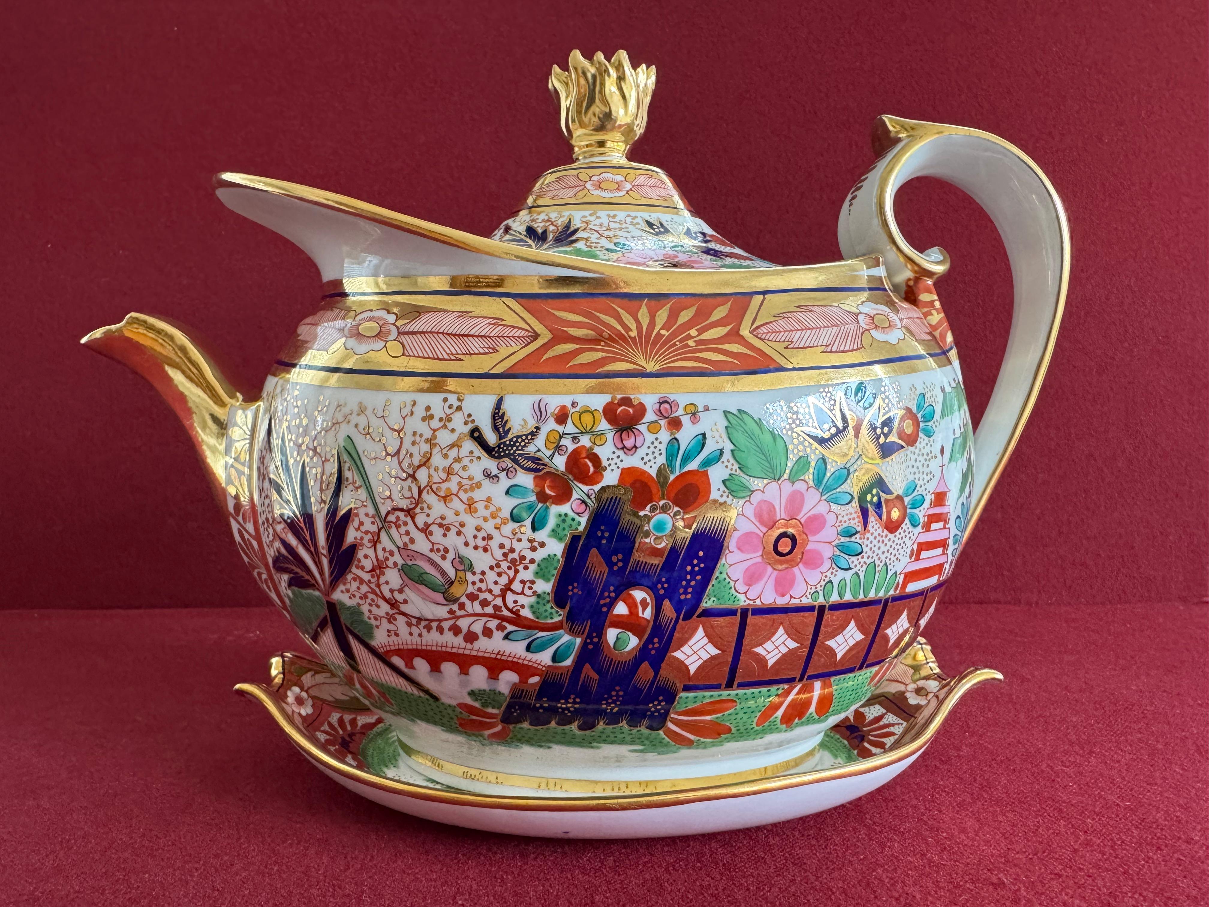 Tetera y soporte de porcelana muy finos de Barr, Flight & Barr Worcester, c.1810. Decorada por todas partes con el popular estampado 