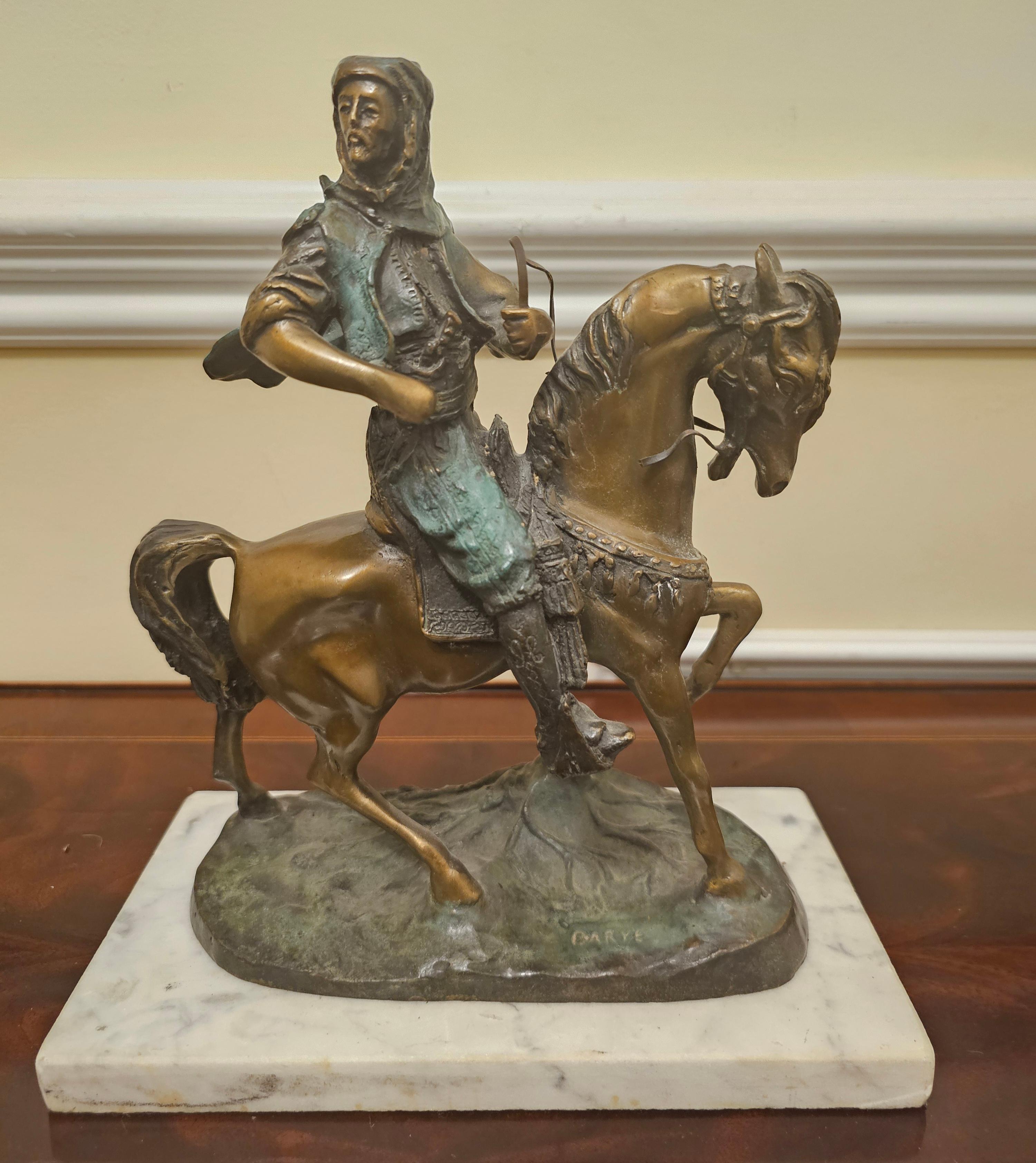 Groupe en bronze vert-de-gris de la fin du 19e siècle représentant un chasseur arabe à cheval. D'après le modèle d'Alfred Barye et d'Emile Guillemin, fin du XIXe siècle, portant un costume élaboré et sa prise en bandoulière sur le dos du cheval, sur