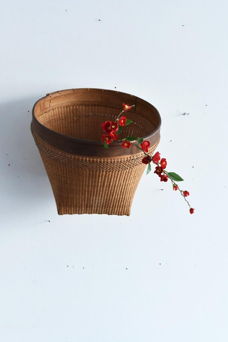 This is a basket made around the Showa period (1926-1980) in Japan.
The material is often bamboo.
Bamboo is the thickest belt-like part.
Other than that, it is thought that he is using Actinidia polygama again.
It was also frequently used in the