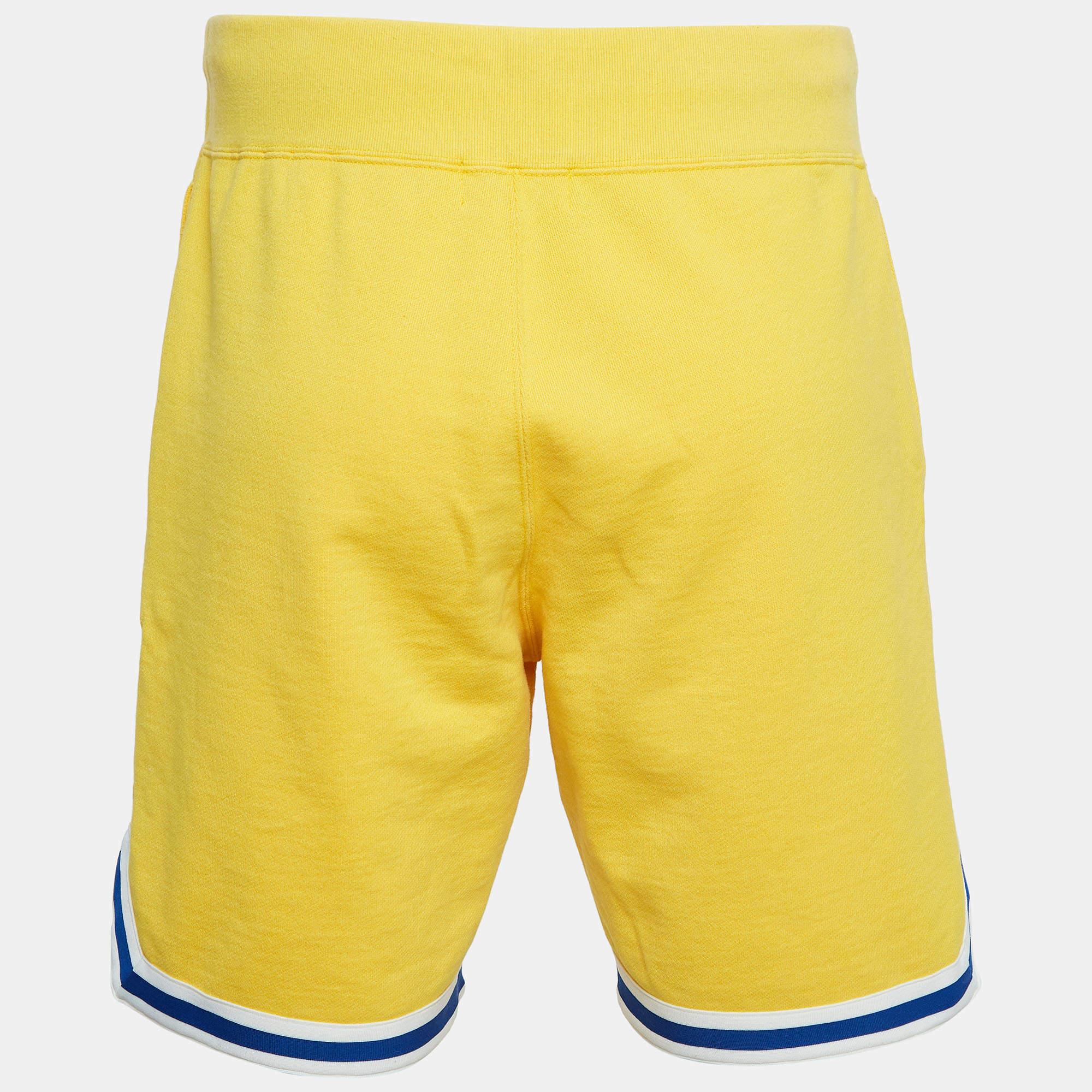 Beachy vacations call for a stylish pair of shorts like this. Stitched using high quality fabric this pair of shorts is styled with classic details and has a superb length. Wear it with T shirts.