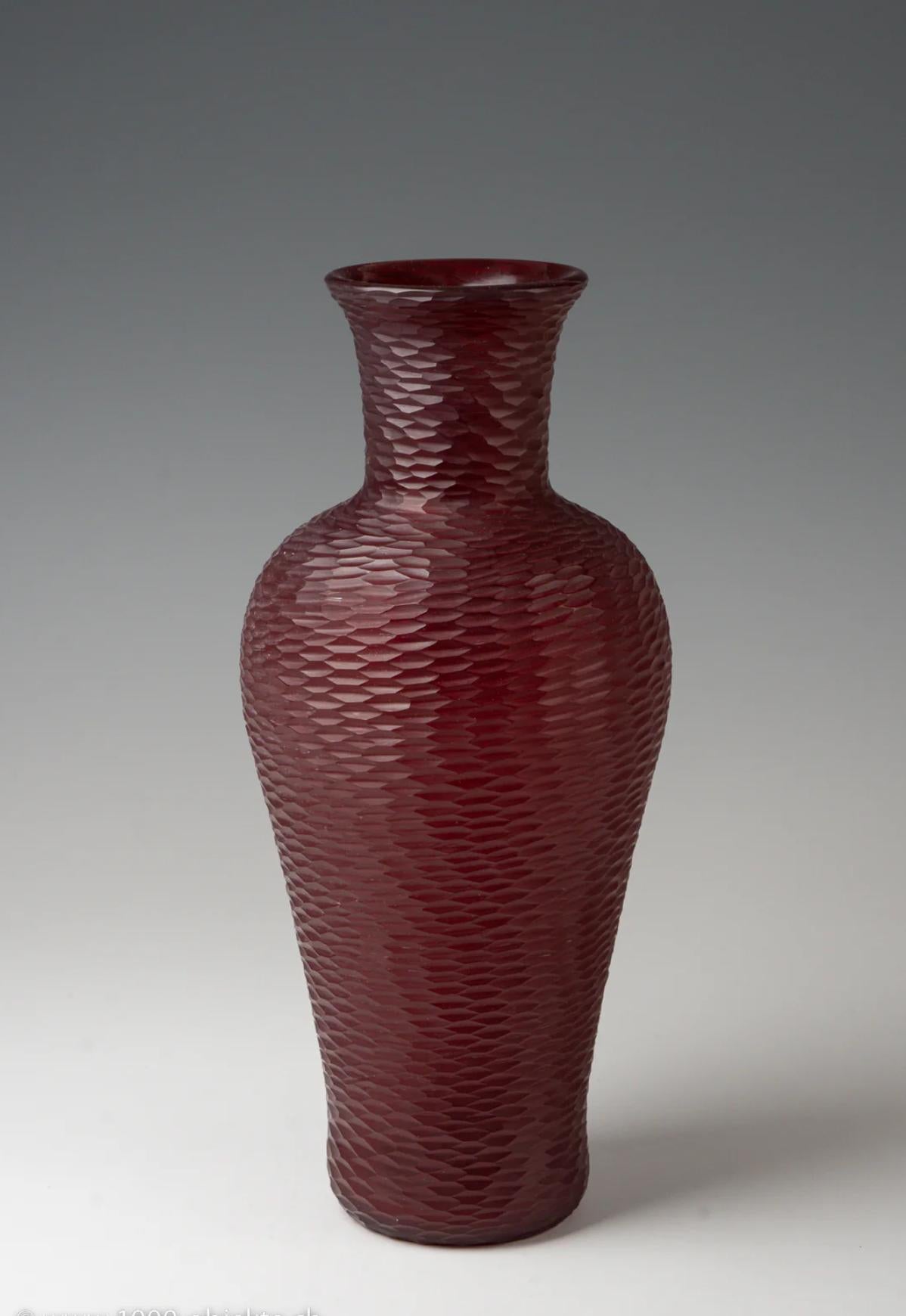 A 'battuto' glass vase by Carlo Scarpa for Venini, circa 1940

Acid-stamped venini murano ITALIA
33 cm in  hight

Excellent condition

see 
christies 933822 (58750$)

Literature:  Barovier, Carlo Scarpa: Glass of An Architect, p.161; Anna Venini