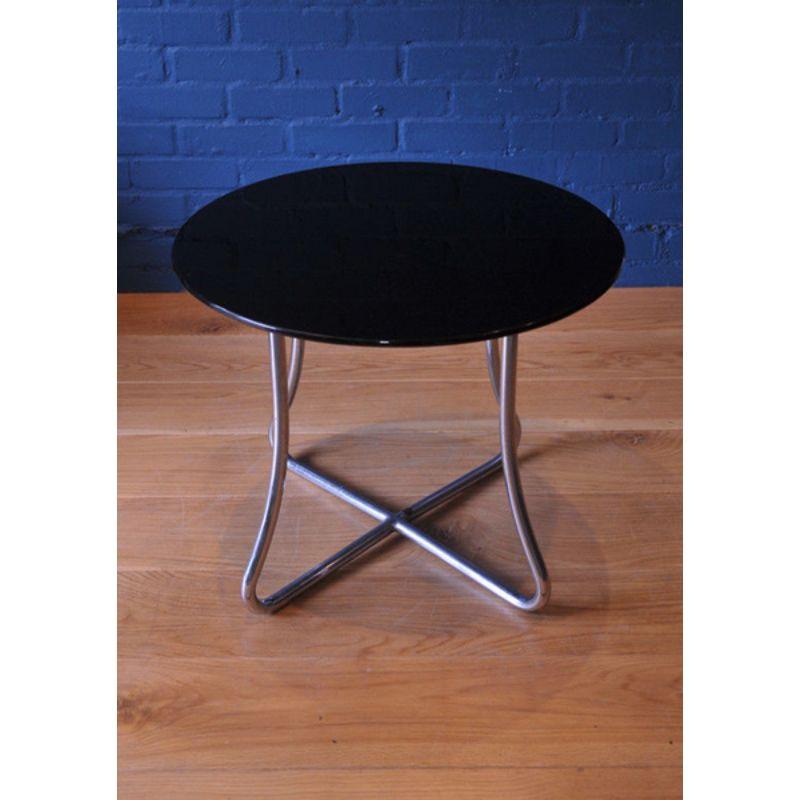 Fait main Un Brutaliste  Table d'appoint ronde Art Déco émaillée noire avec cadre en acier incurvé en vente