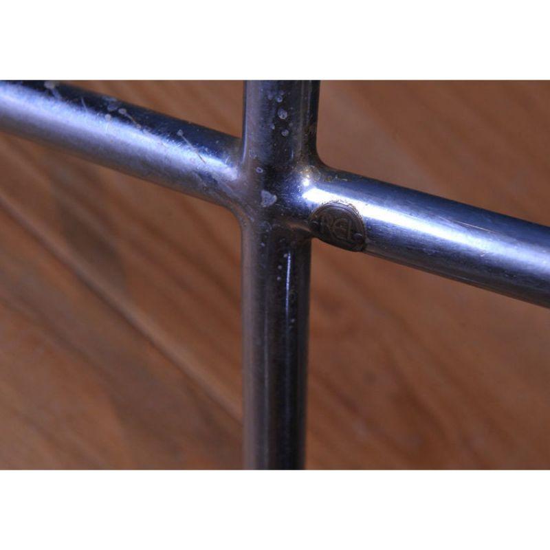 Un Brutaliste  Table d'appoint ronde Art Déco émaillée noire avec cadre en acier incurvé Bon état - En vente à Reading, Berkshire