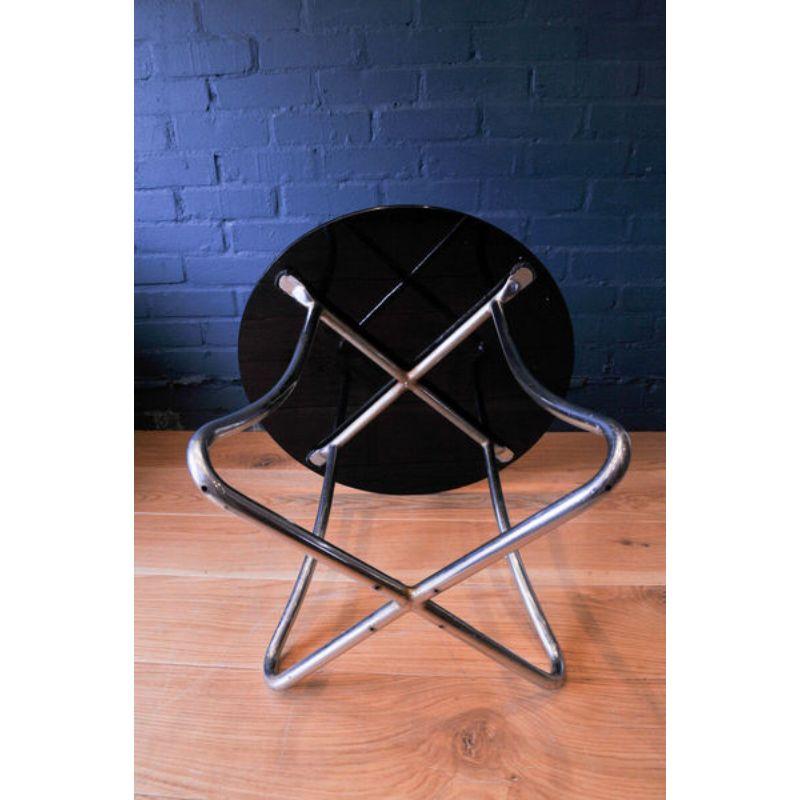 20ième siècle Un Brutaliste  Table d'appoint ronde Art Déco émaillée noire avec cadre en acier incurvé en vente