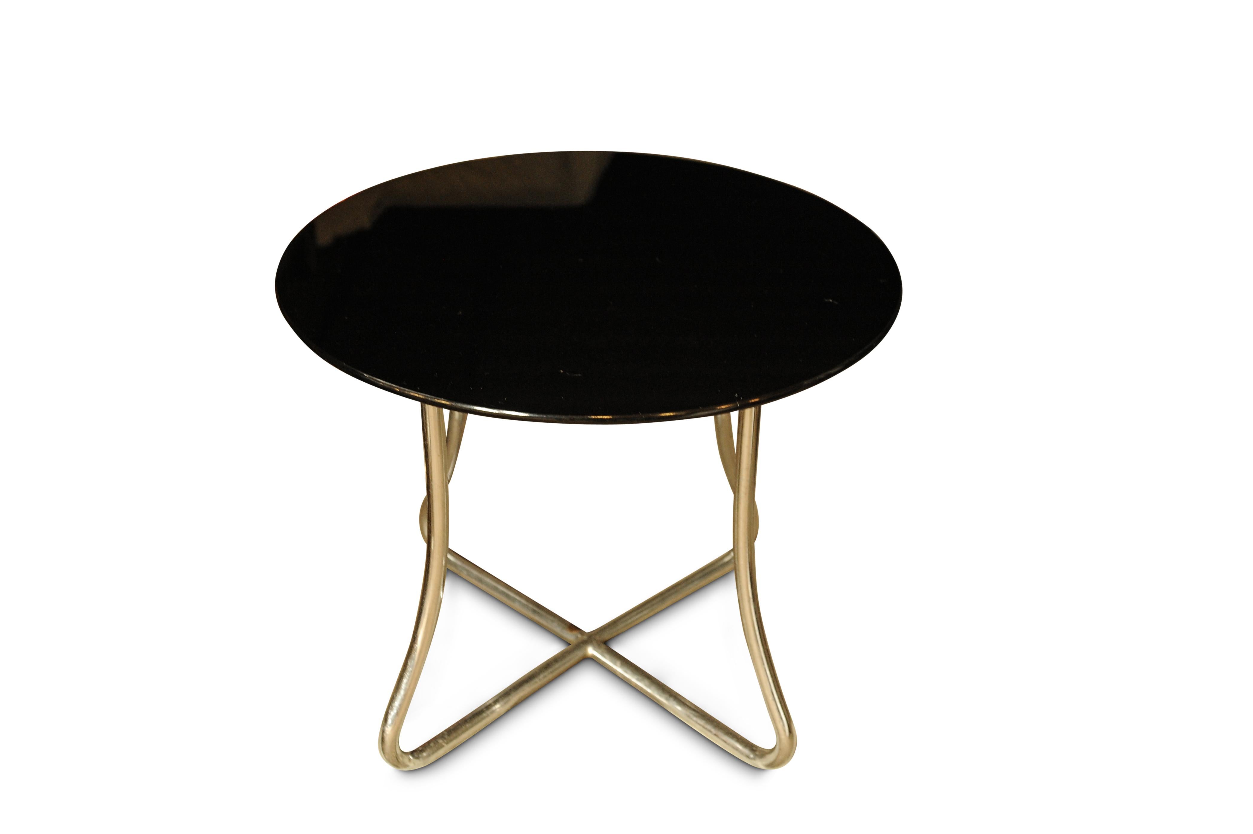 Britannique Un Brutaliste  Table d'appoint ronde Art Déco émaillée noire avec cadre en acier incurvé en vente